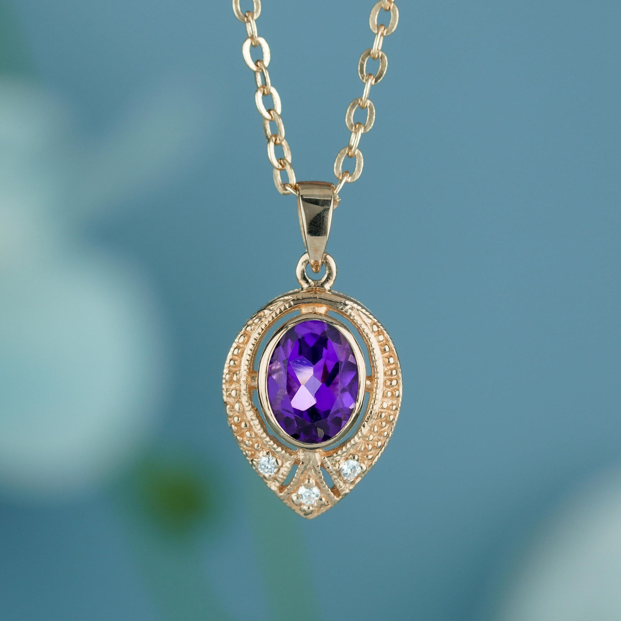 Aggiungi un tocco di eleganza vintage con questo ciondolo a goccia in stile vintage con ametista naturale e diamante. Caratterizzato da una ricca ametista viola incastonata nel cuore di una splendida cornice a forma di diamante, questo ciondolo