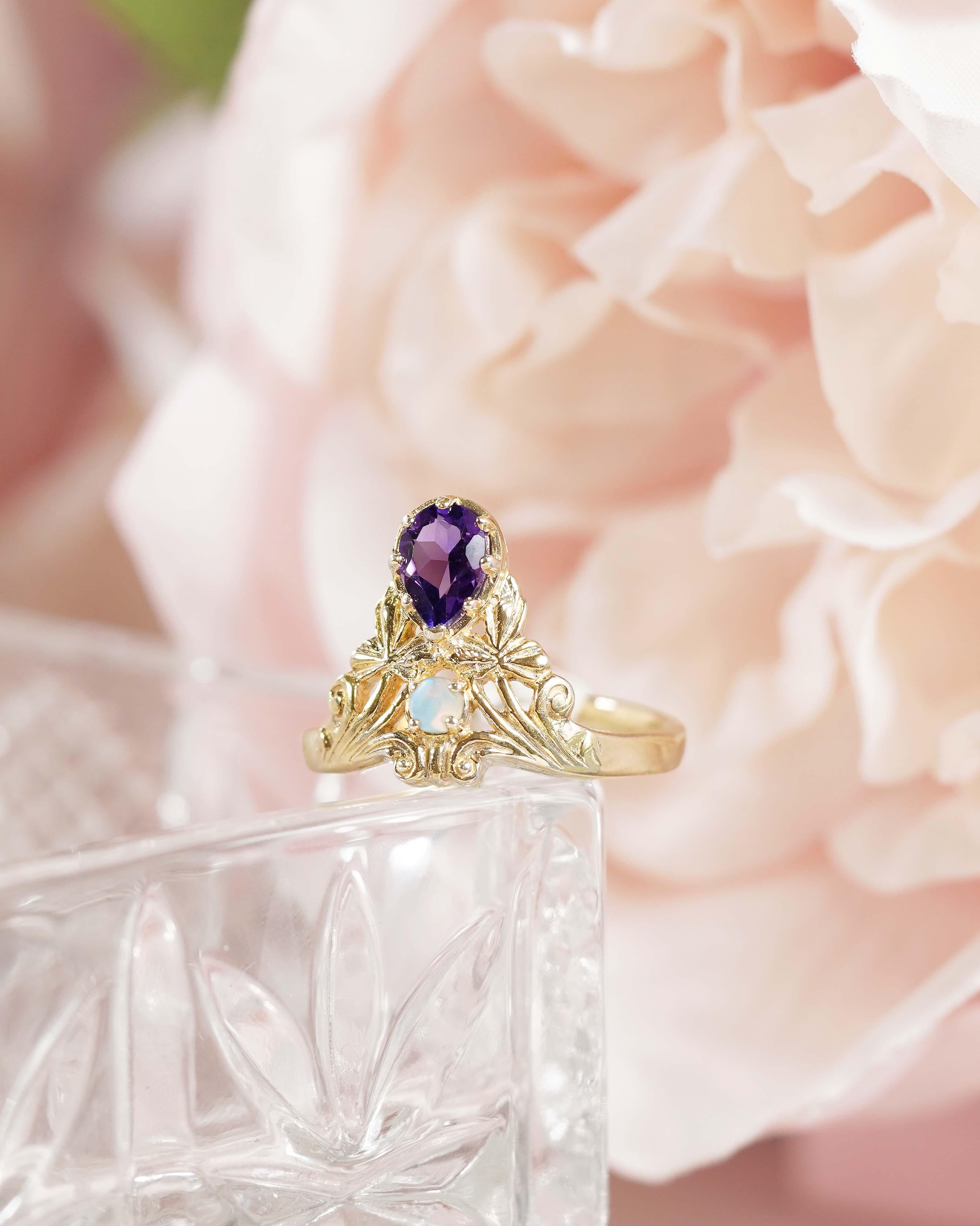 Bague de cocktail en or jaune 9K avec améthyste naturelle et opale de style vintage en vente 1