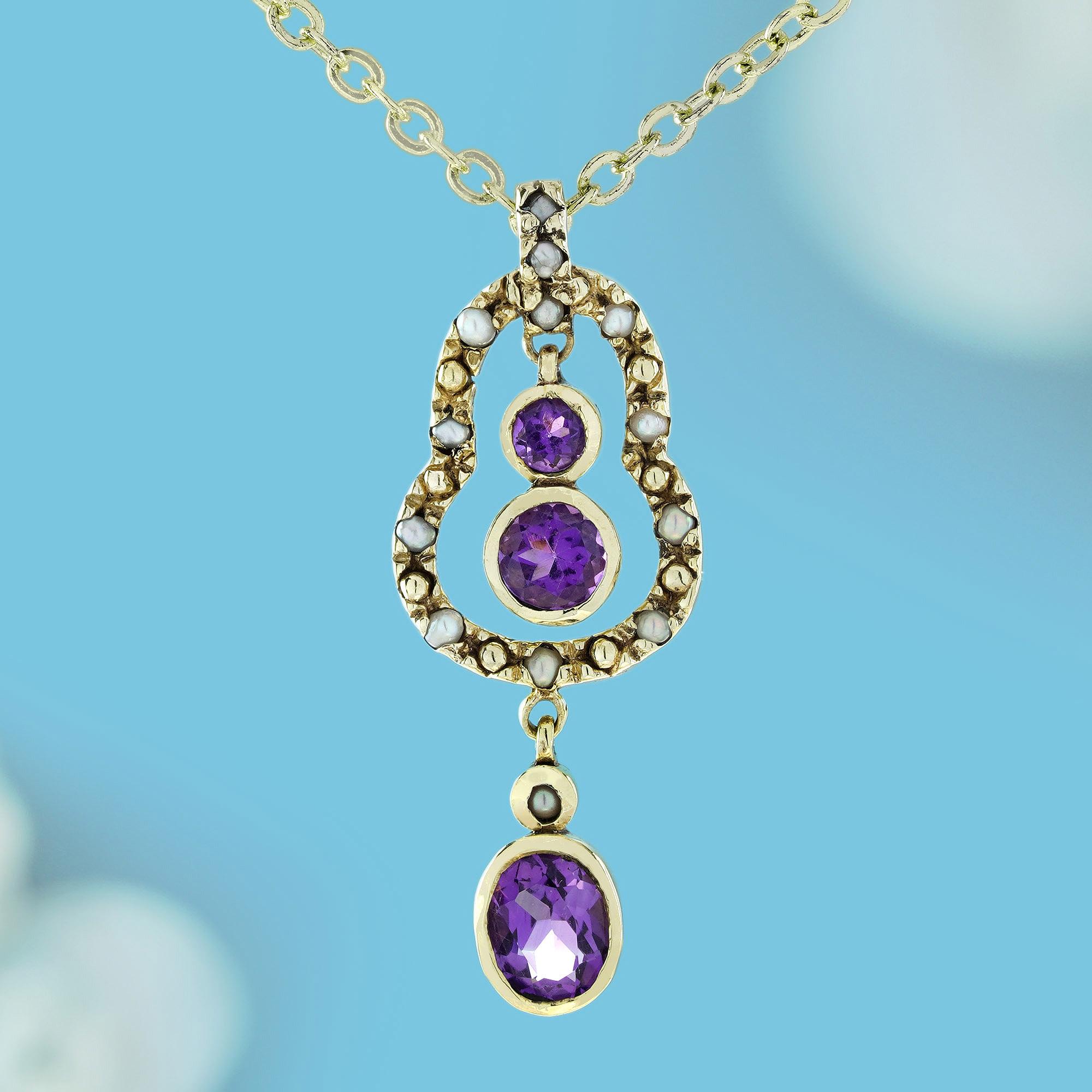 Este colgante de amatista natural y perla de estilo vintage muestra una elegancia atemporal con un movimiento grácil. En el centro, dos amatistas redondas están delicadamente engastadas para balancearse dentro de un marco curvo adornado con perlas,