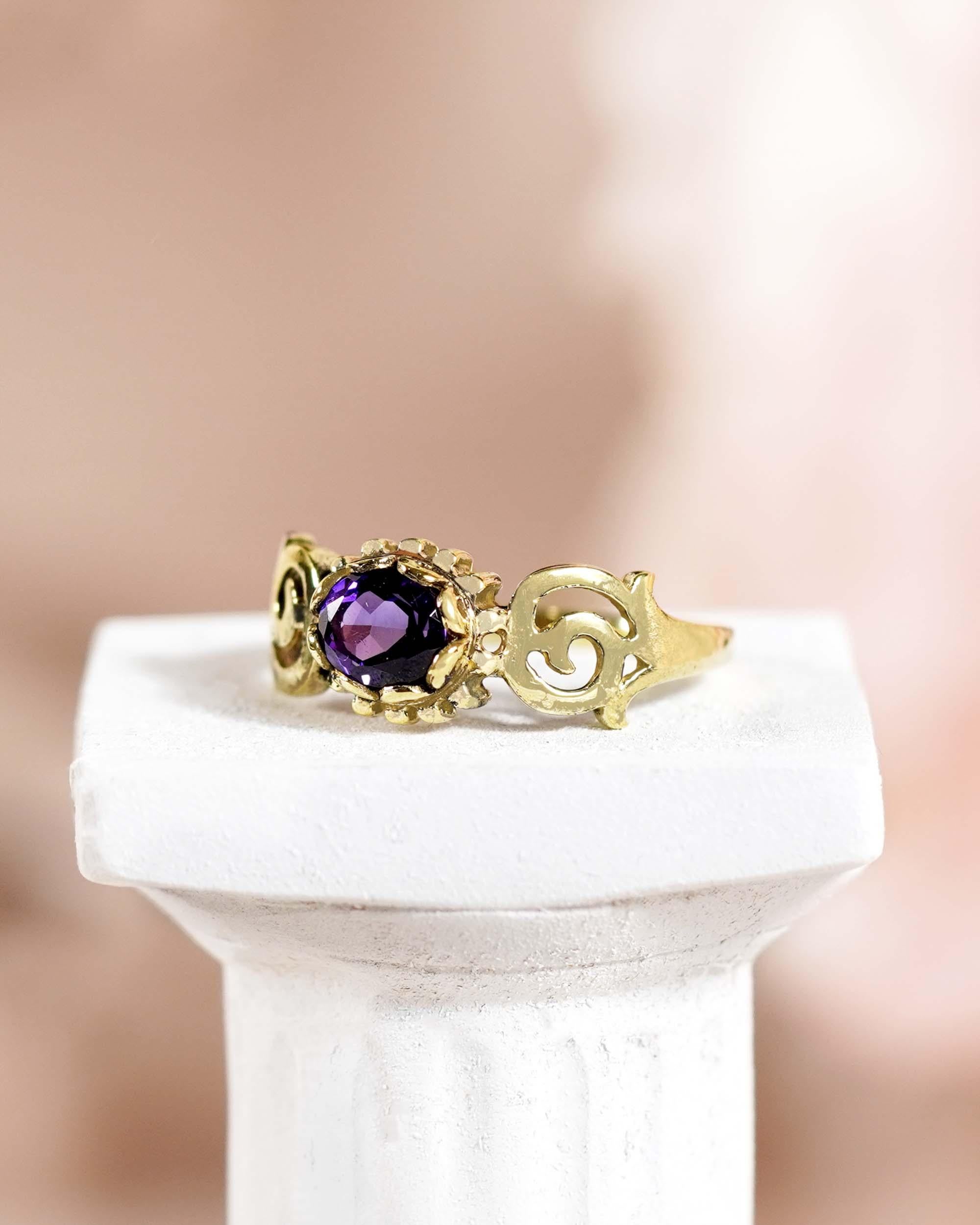 Anillo de oro amarillo de 9 quilates con amatista natural de estilo vintage y caña curva en venta 2