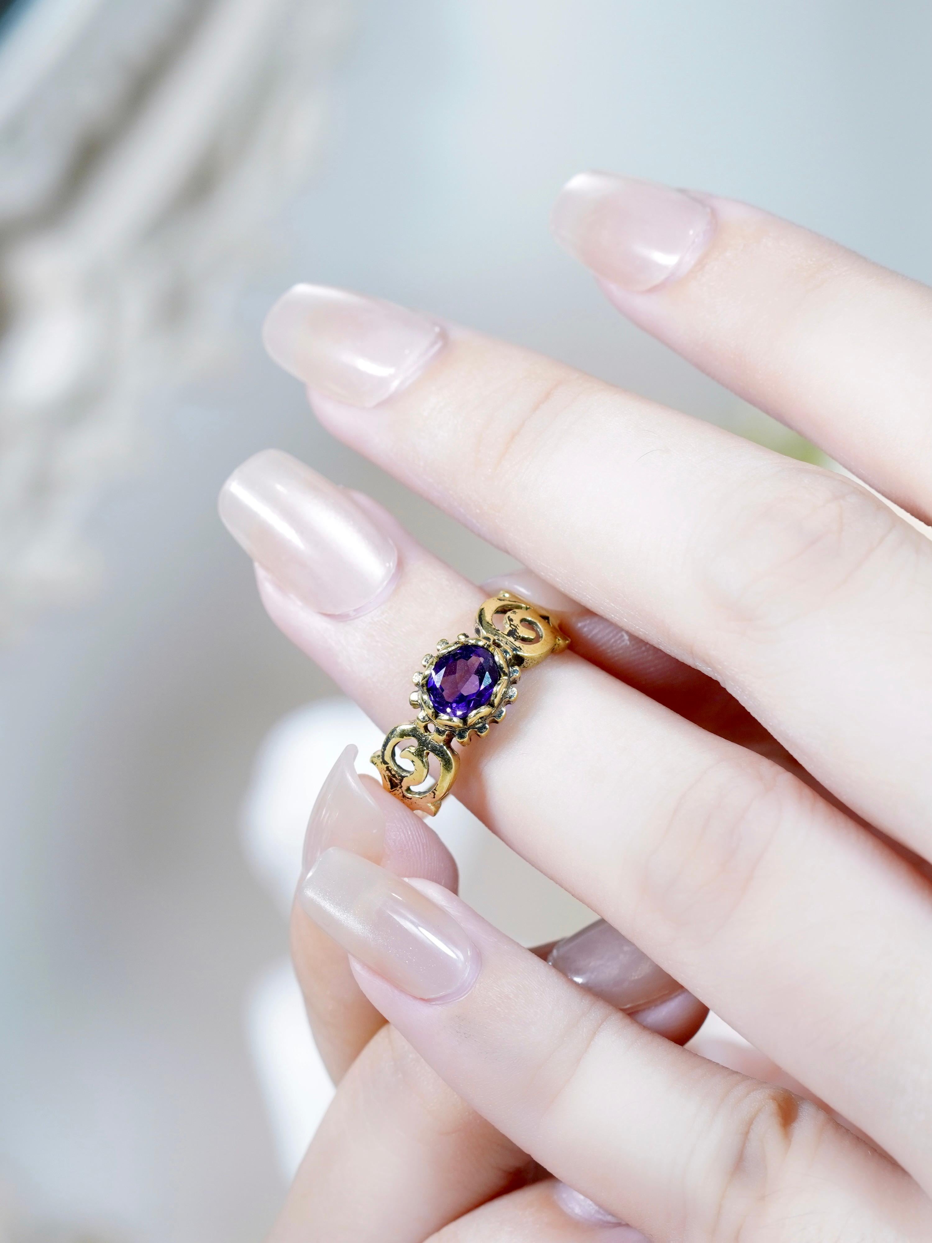 Anillo de oro amarillo de 9 quilates con amatista natural de estilo vintage y caña curva en venta 4