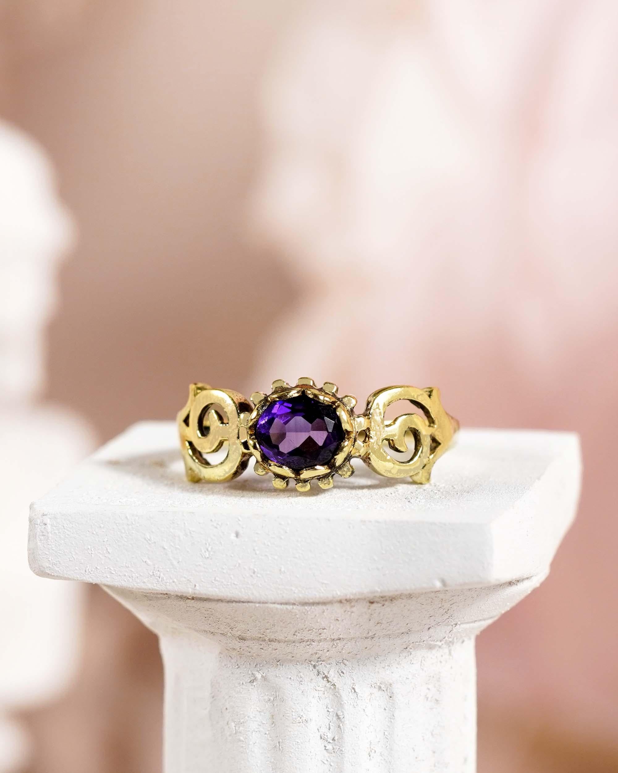 Anillo de oro amarillo de 9 quilates con amatista natural de estilo vintage y caña curva en venta 1