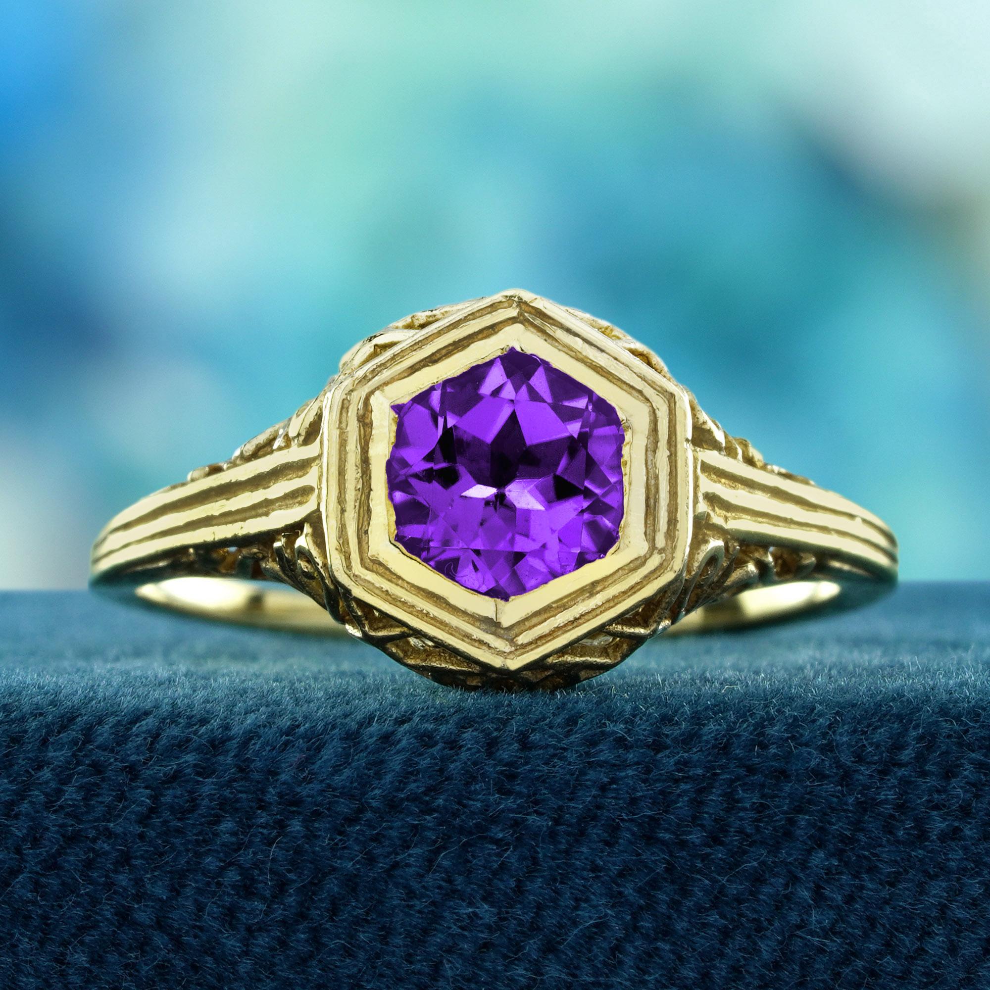  Caratterizzato da un'affascinante ametista al centro, l'anello risplende di ricche sfumature viola che simboleggiano calma e chiarezza. Intricati dettagli di ispirazione vintage adornano la fascia in filigrana, aggiungendo un fascino senza tempo e