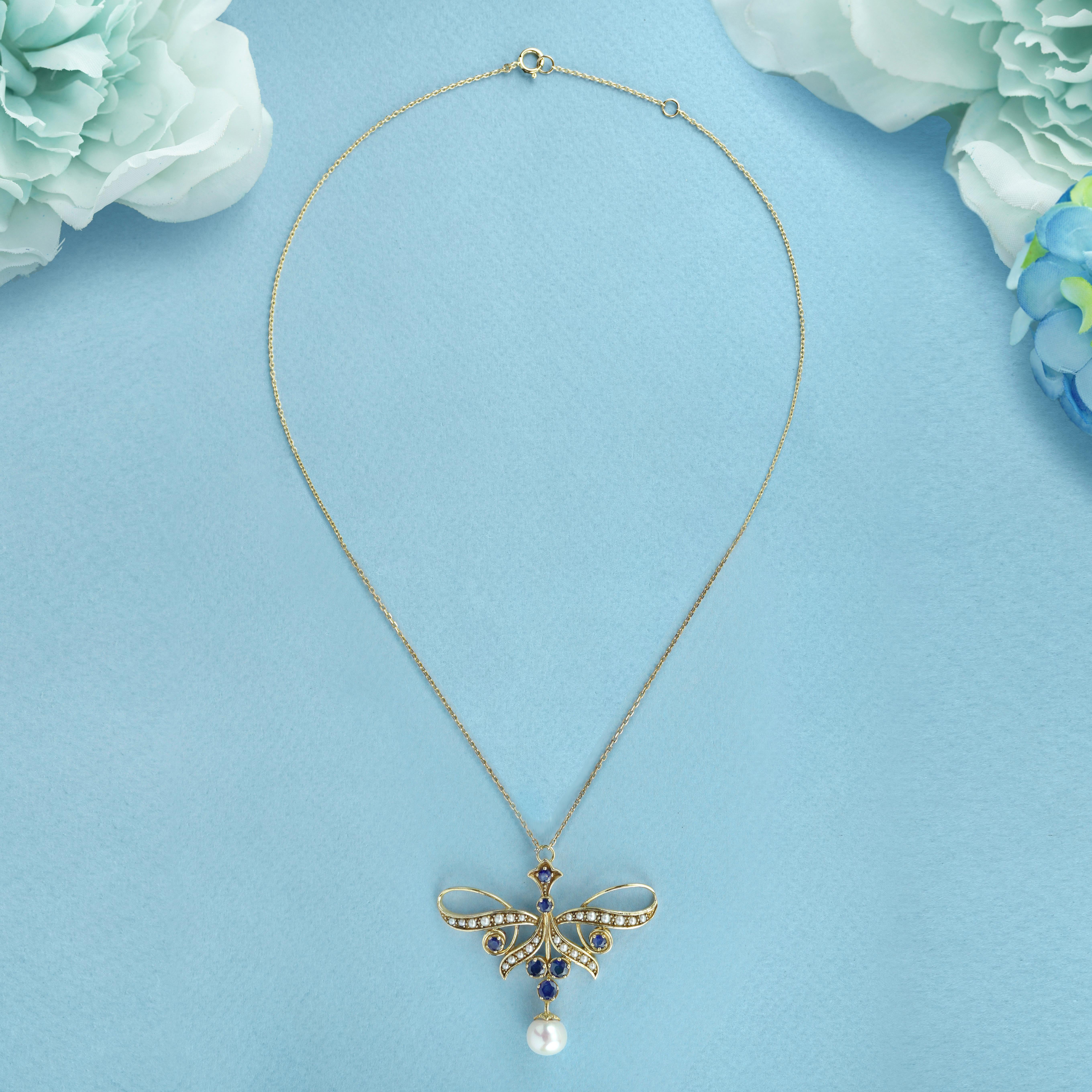 Taille ronde Collier en or jaune 9K avec perles et saphirs bleus naturels et nœuds de ruban de style vintage en vente