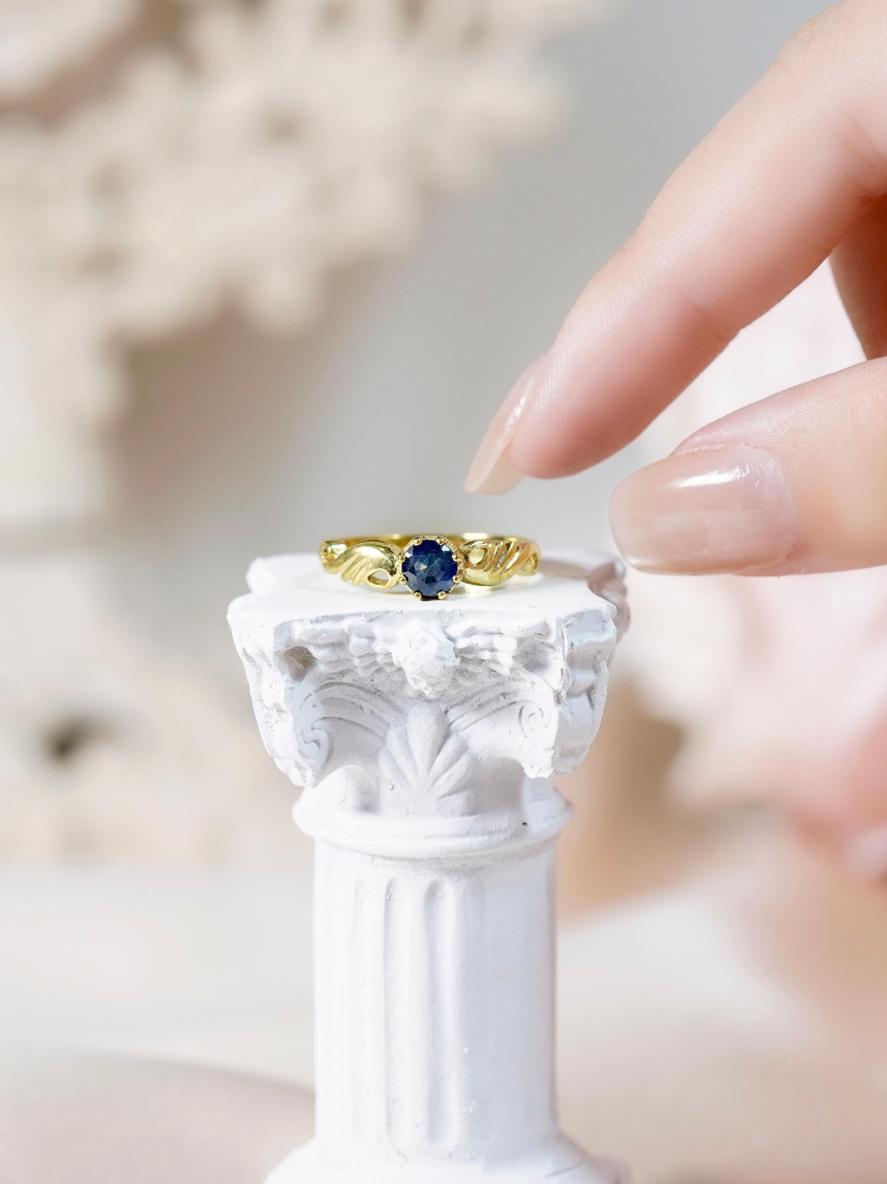 Anello solitario con curva in stile vintage con zaffiro blu naturale in oro giallo 9K in vendita 5
