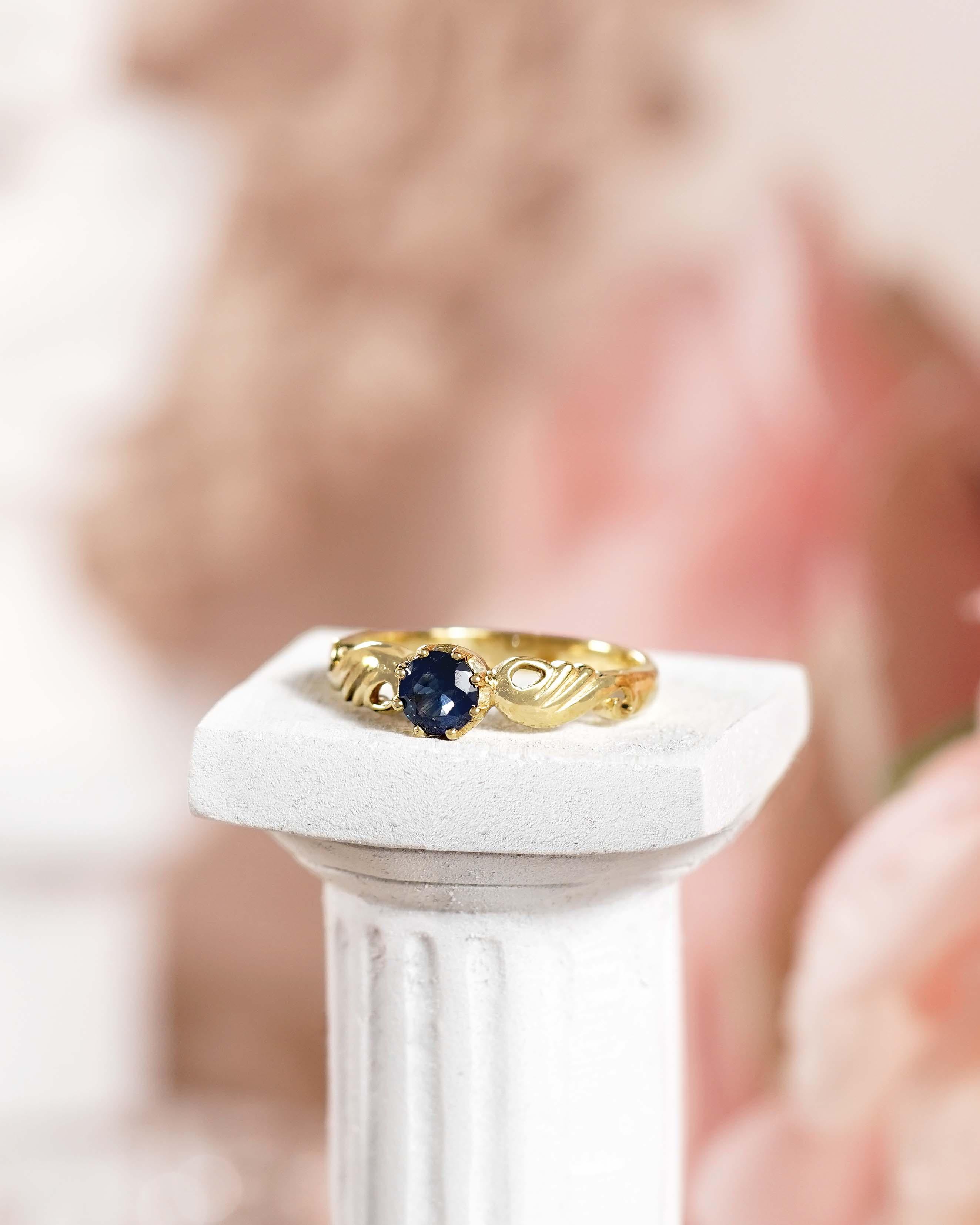 Anello solitario con curva in stile vintage con zaffiro blu naturale in oro giallo 9K in vendita 1