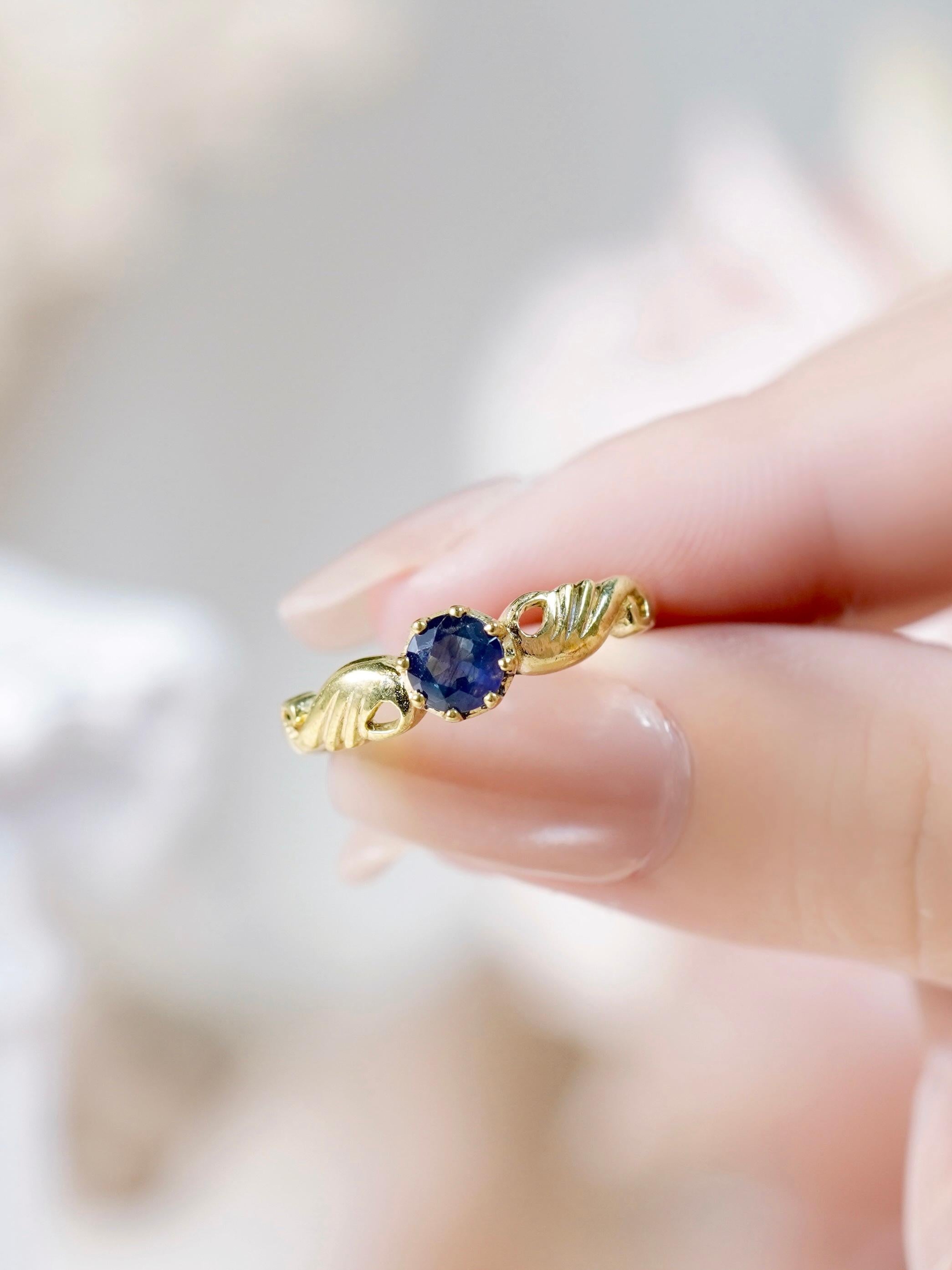 Anello solitario con curva in stile vintage con zaffiro blu naturale in oro giallo 9K in vendita 2