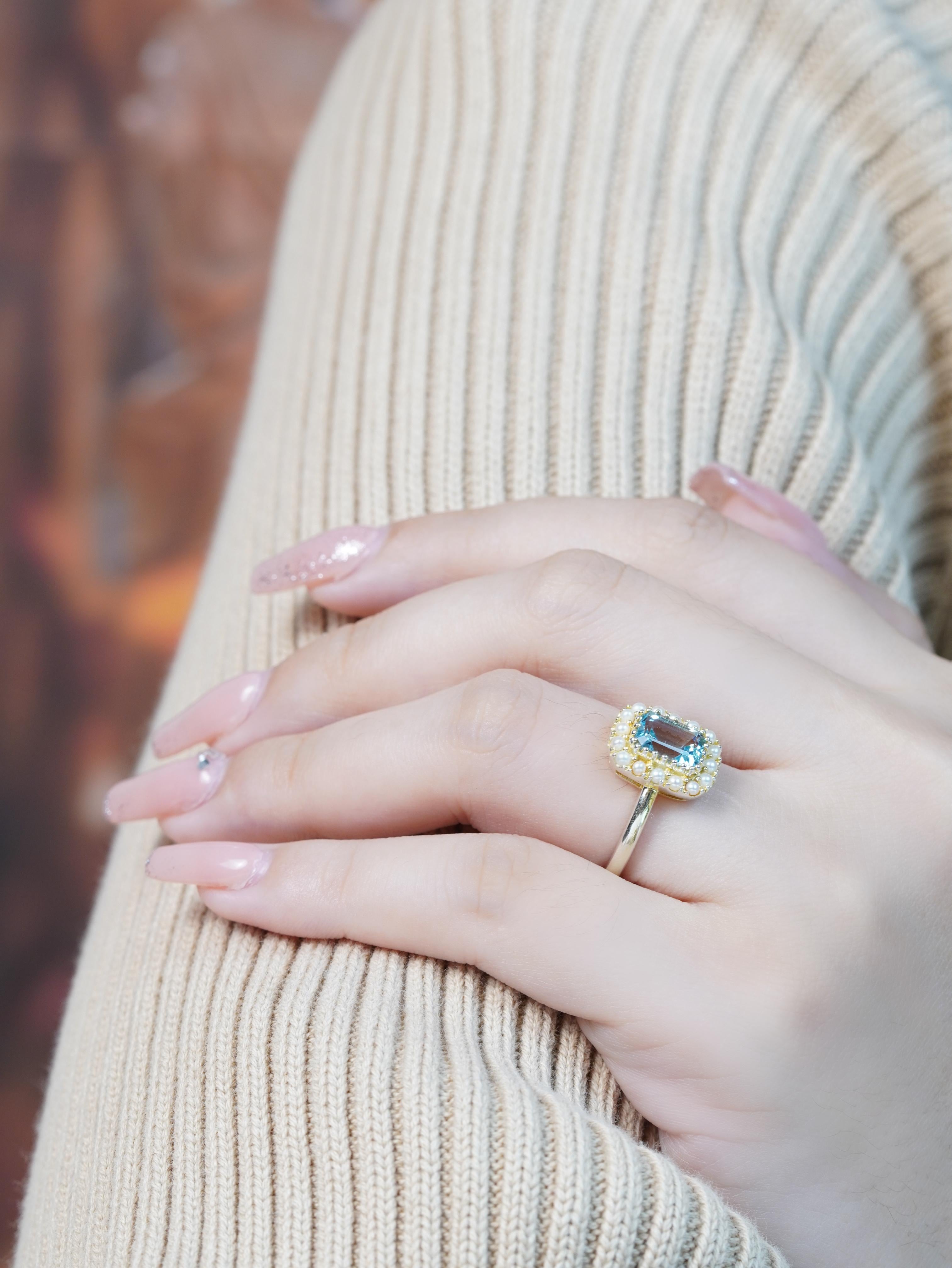 Bague de style vintage en or jaune 9K avec topaze bleue naturelle et halo de perles en vente 4