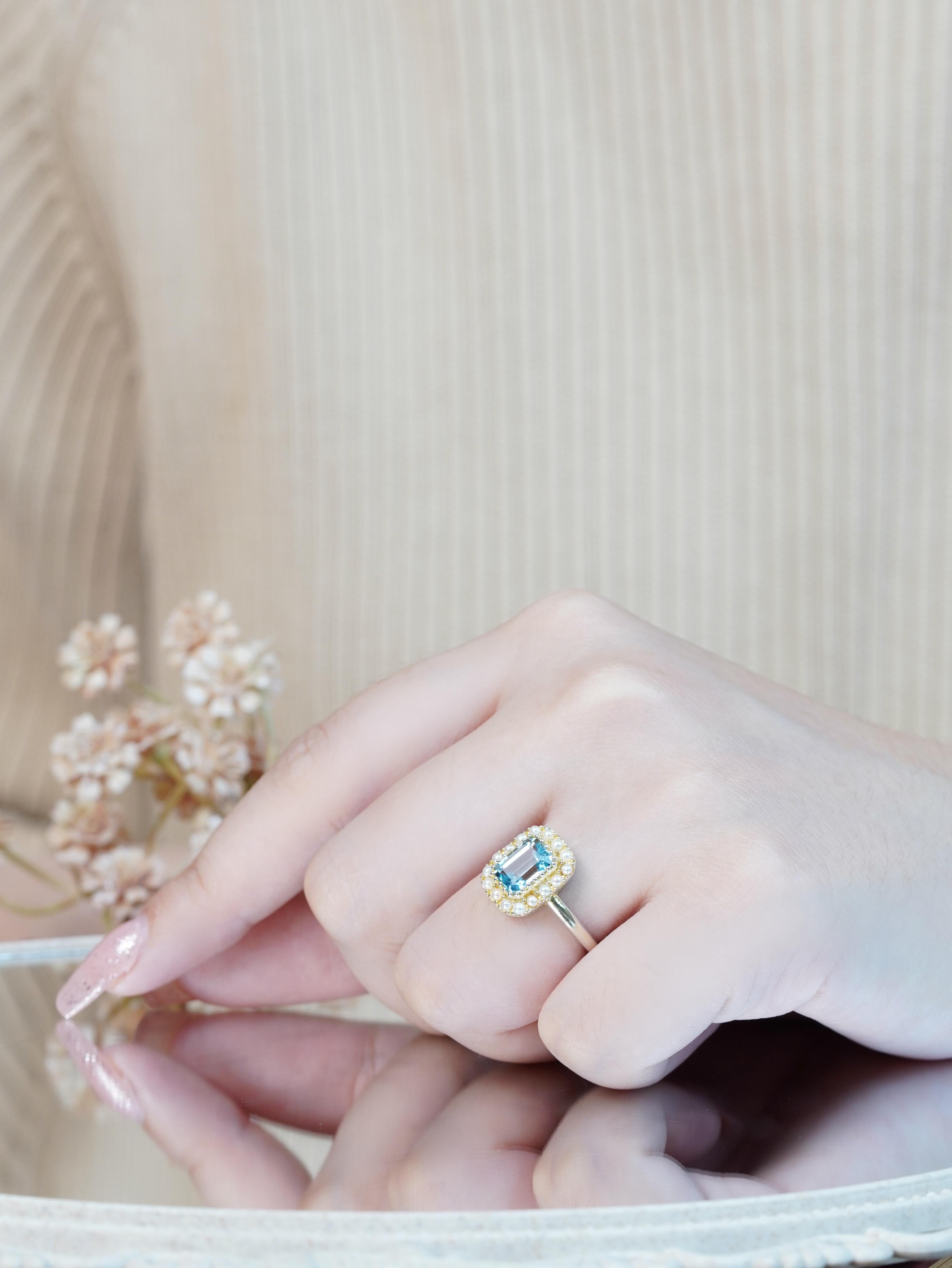 Bague de style vintage en or jaune 9K avec topaze bleue naturelle et halo de perles en vente 5
