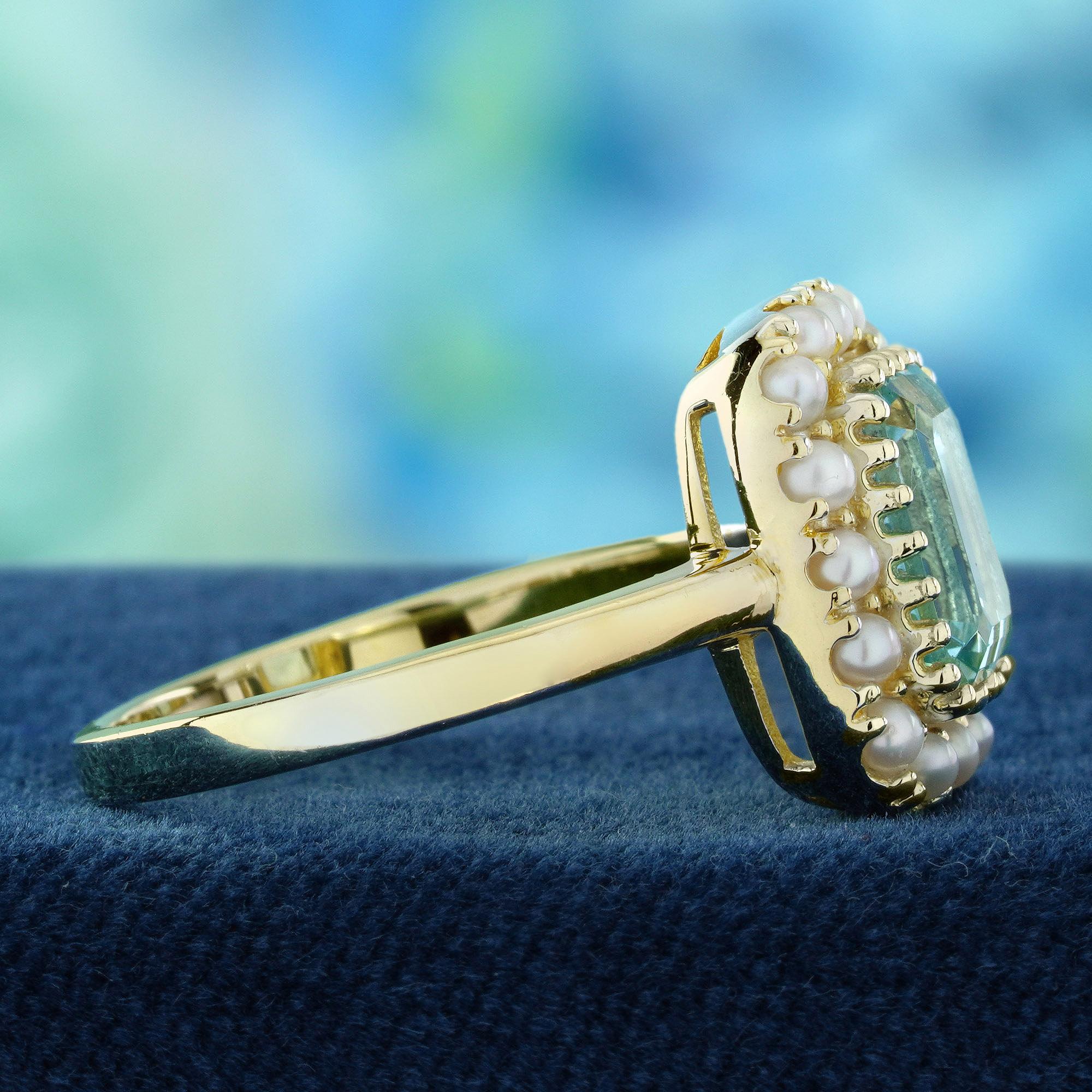 Taille émeraude Bague de style vintage en or jaune 9K avec topaze bleue naturelle et halo de perles en vente