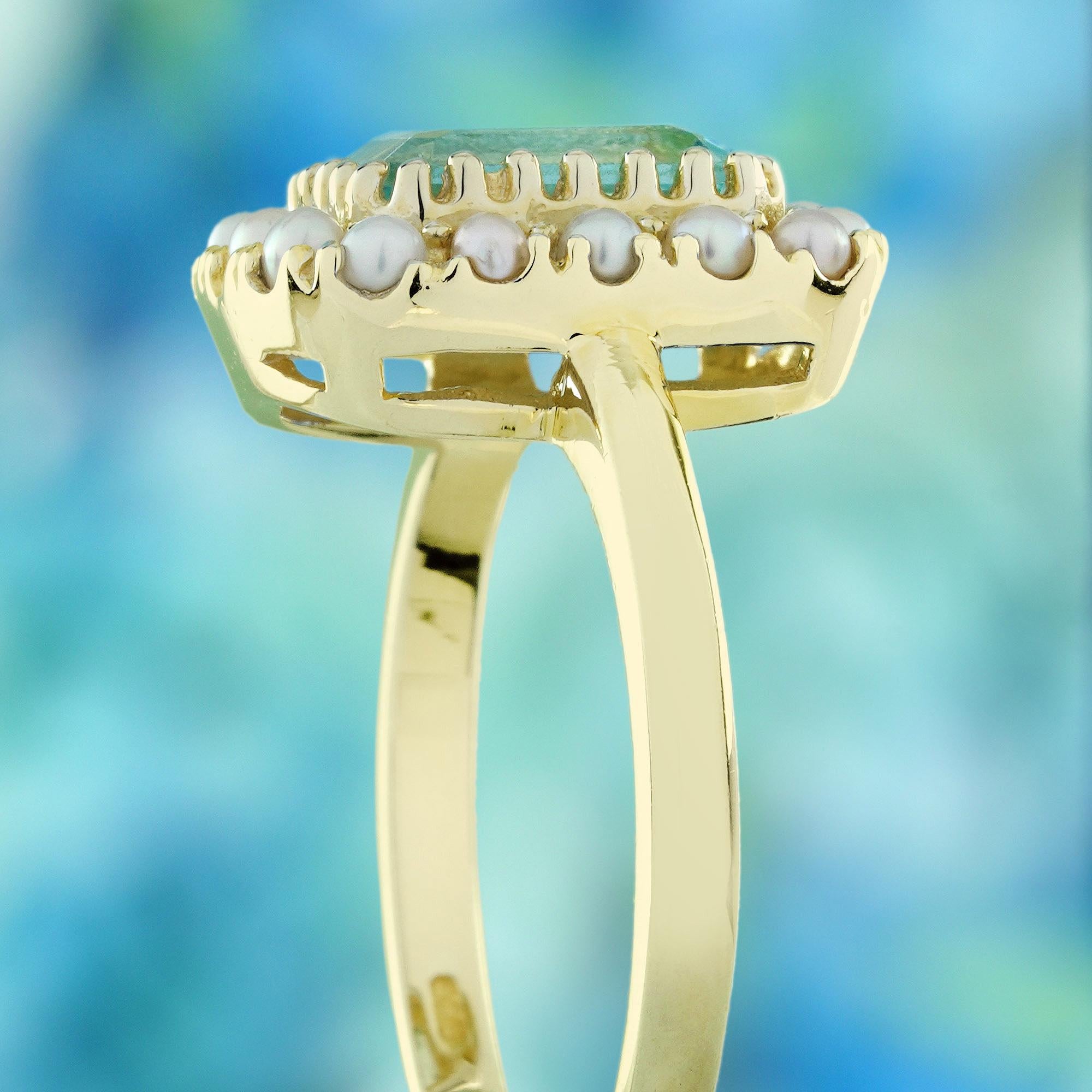 Bague de style vintage en or jaune 9K avec topaze bleue naturelle et halo de perles Pour femmes en vente