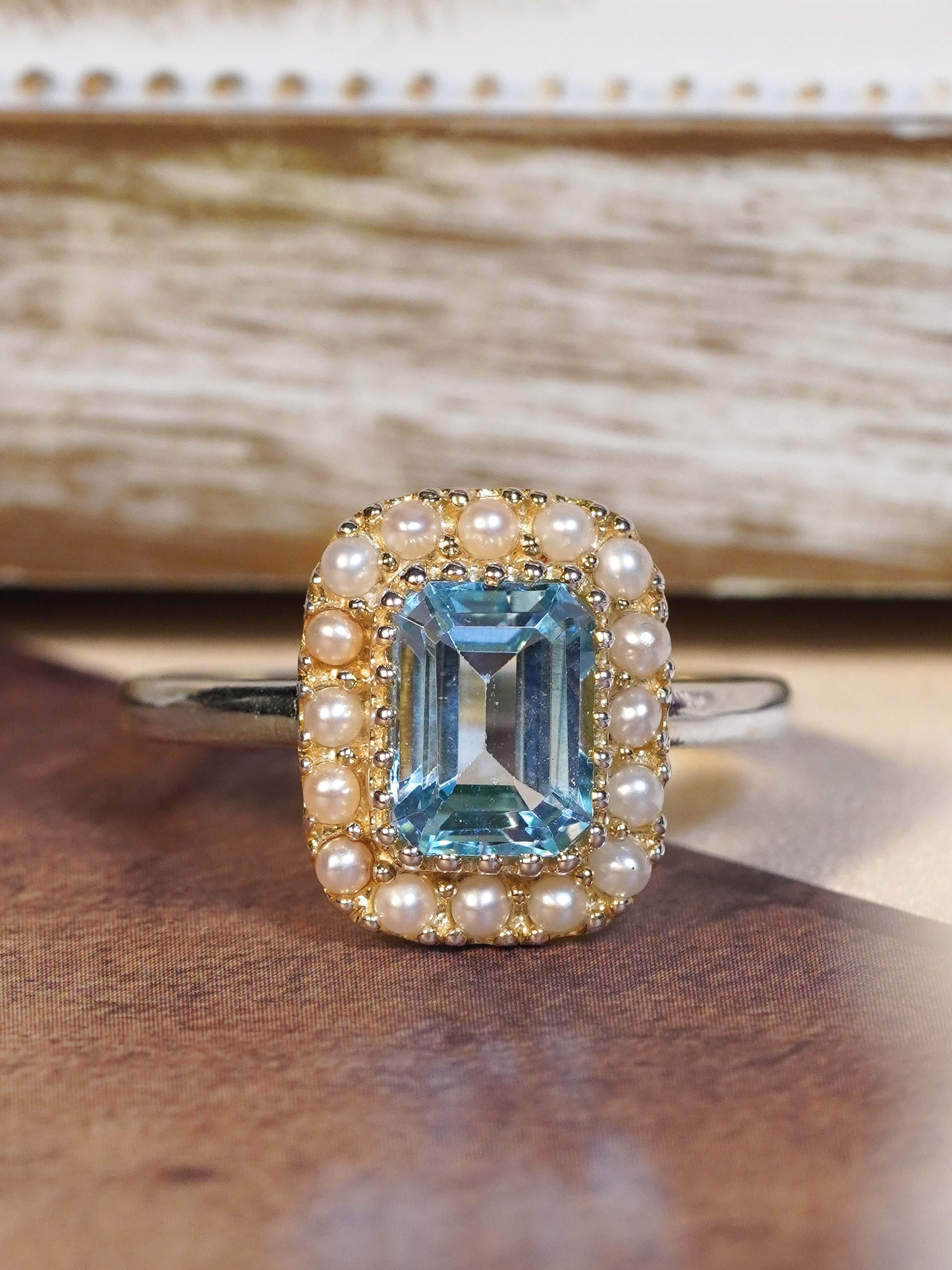 Bague de style vintage en or jaune 9K avec topaze bleue naturelle et halo de perles en vente 1