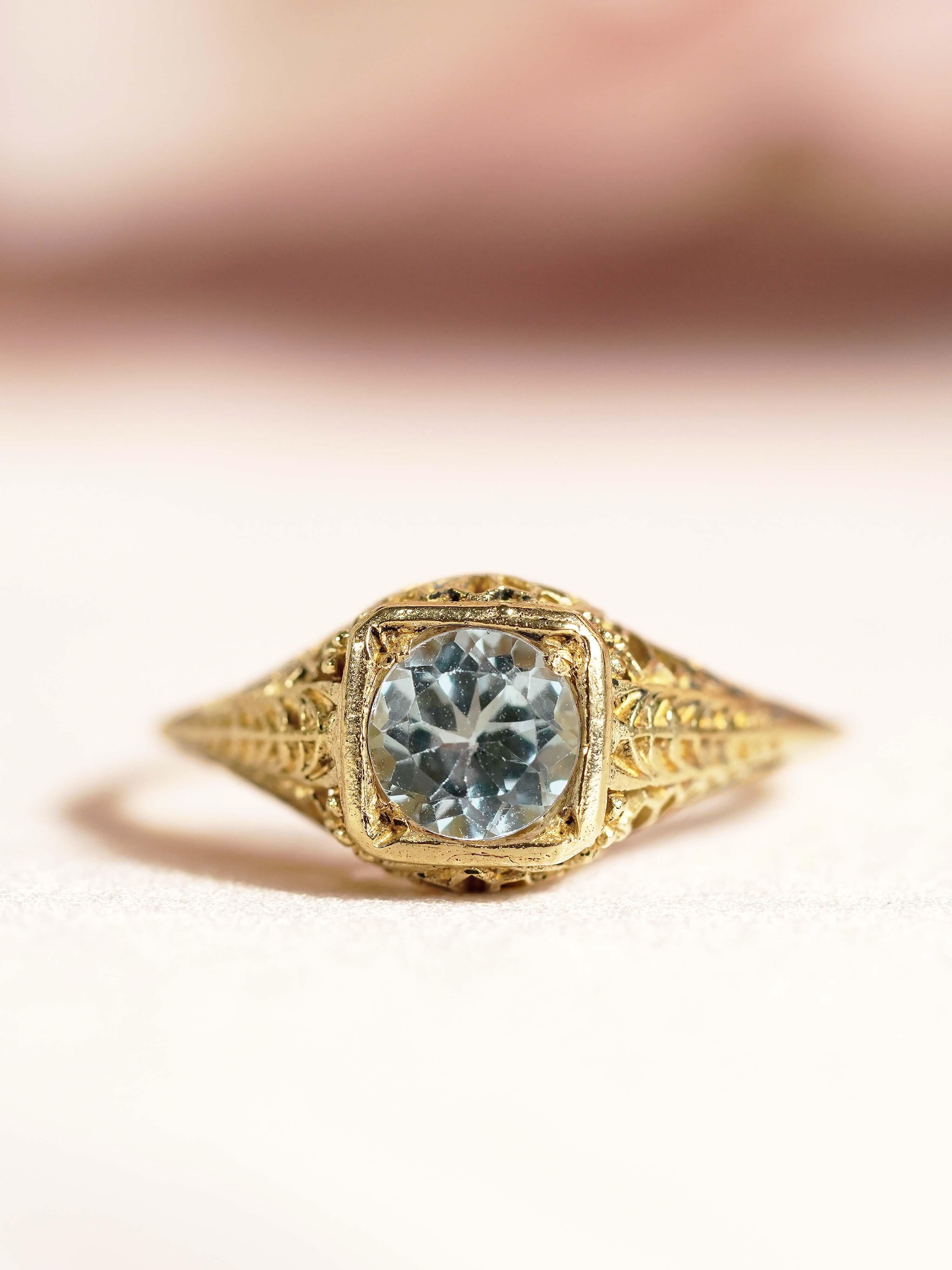 Filigrana stile vintage in oro giallo 9K con topazio blu naturale  Anello in vendita 3