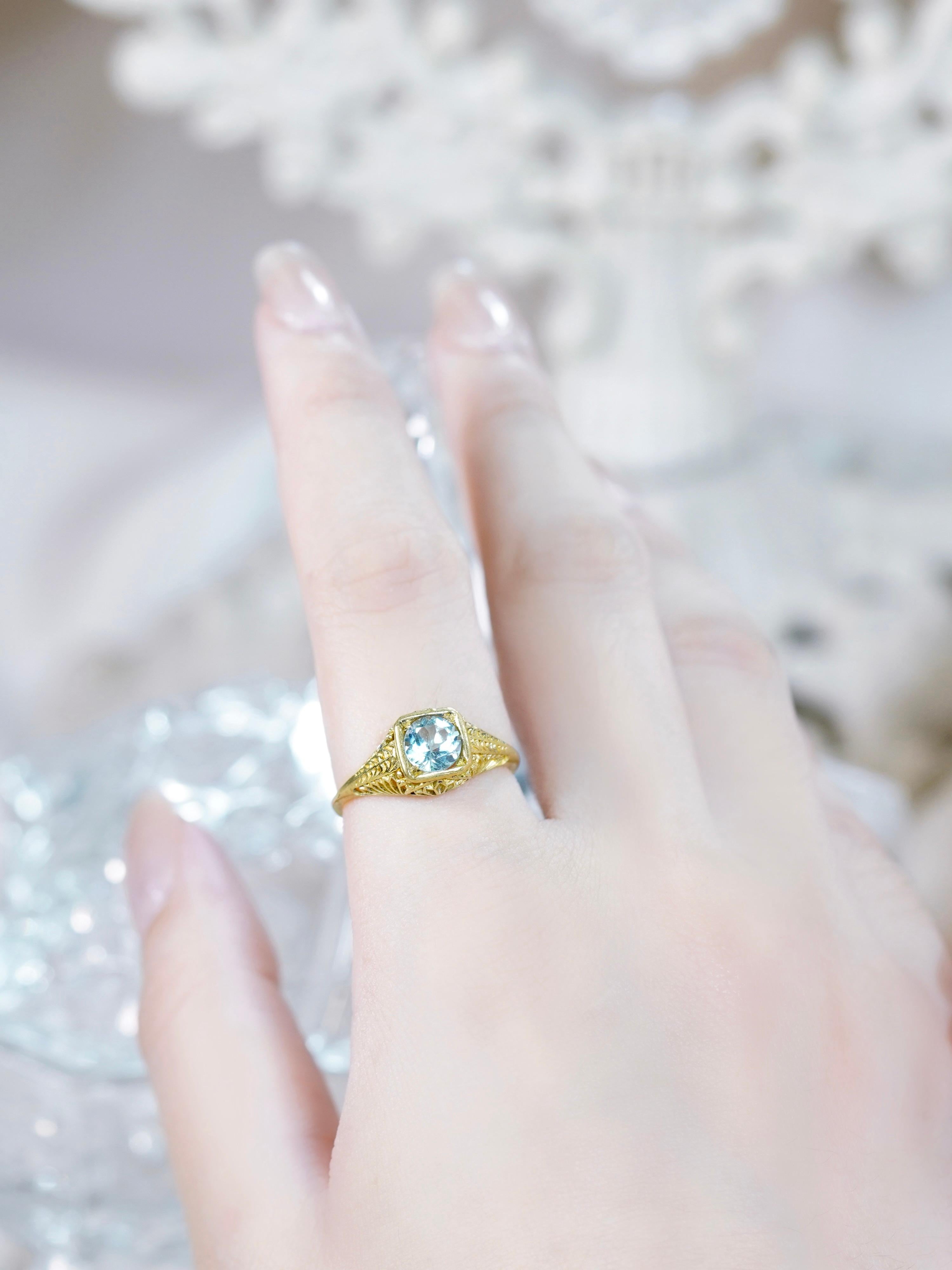 Filigrana stile vintage in oro giallo 9K con topazio blu naturale  Anello in vendita 4
