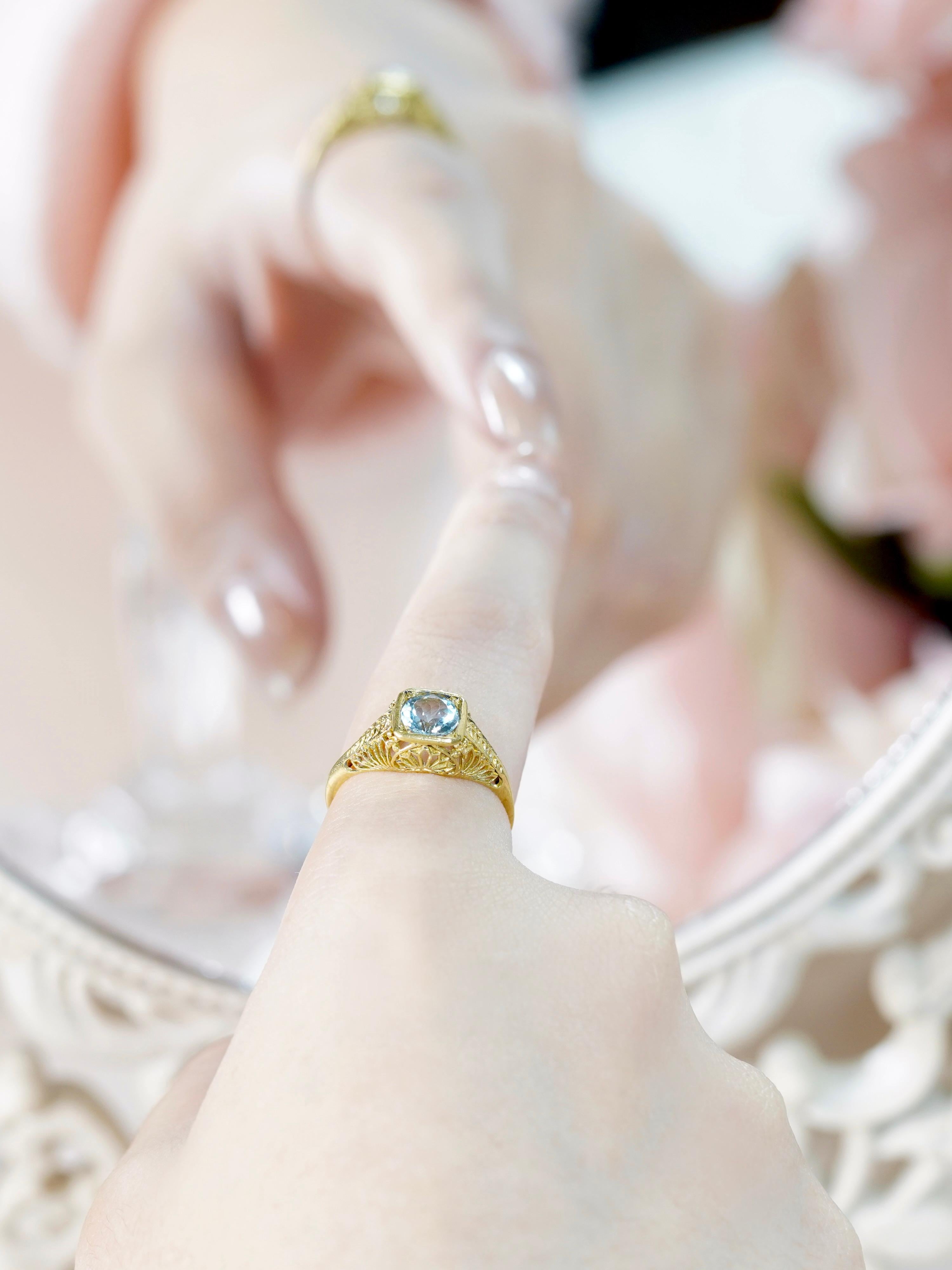 Filigrana stile vintage in oro giallo 9K con topazio blu naturale  Anello in vendita 5