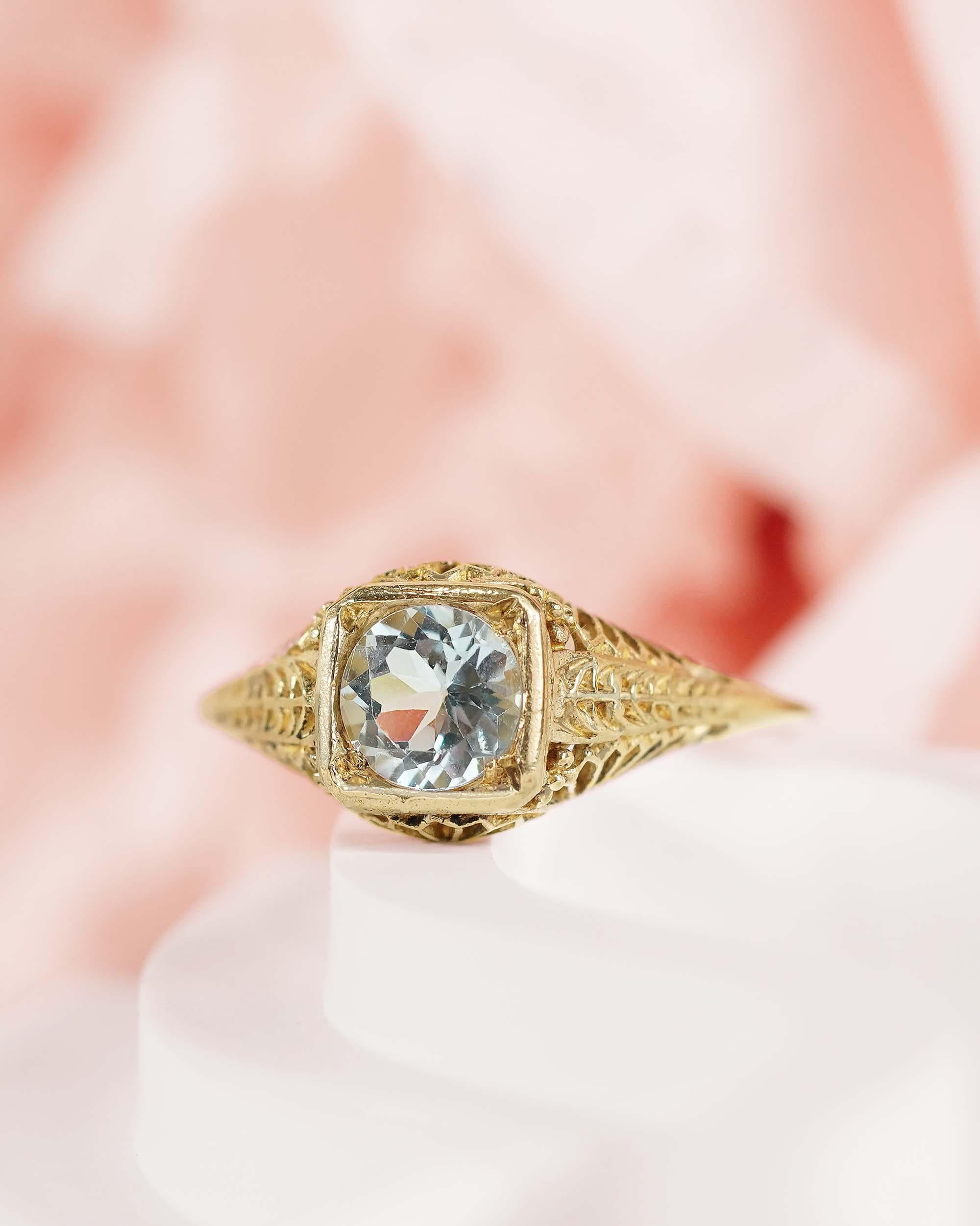 Filigrana stile vintage in oro giallo 9K con topazio blu naturale  Anello in vendita 2