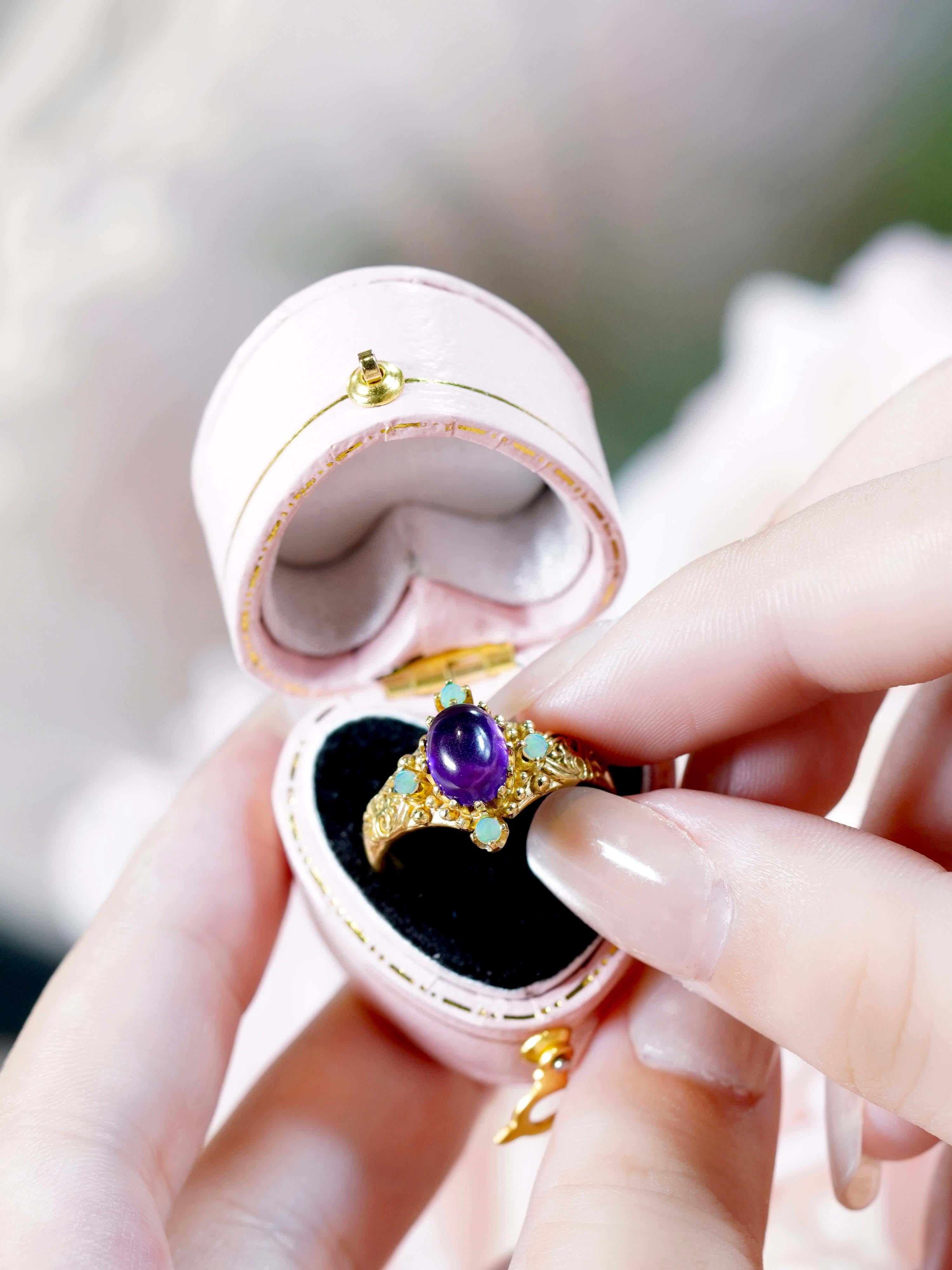 Bague en or jaune 9K avec améthyste cabochon naturelle et opale, style vintage en vente 4