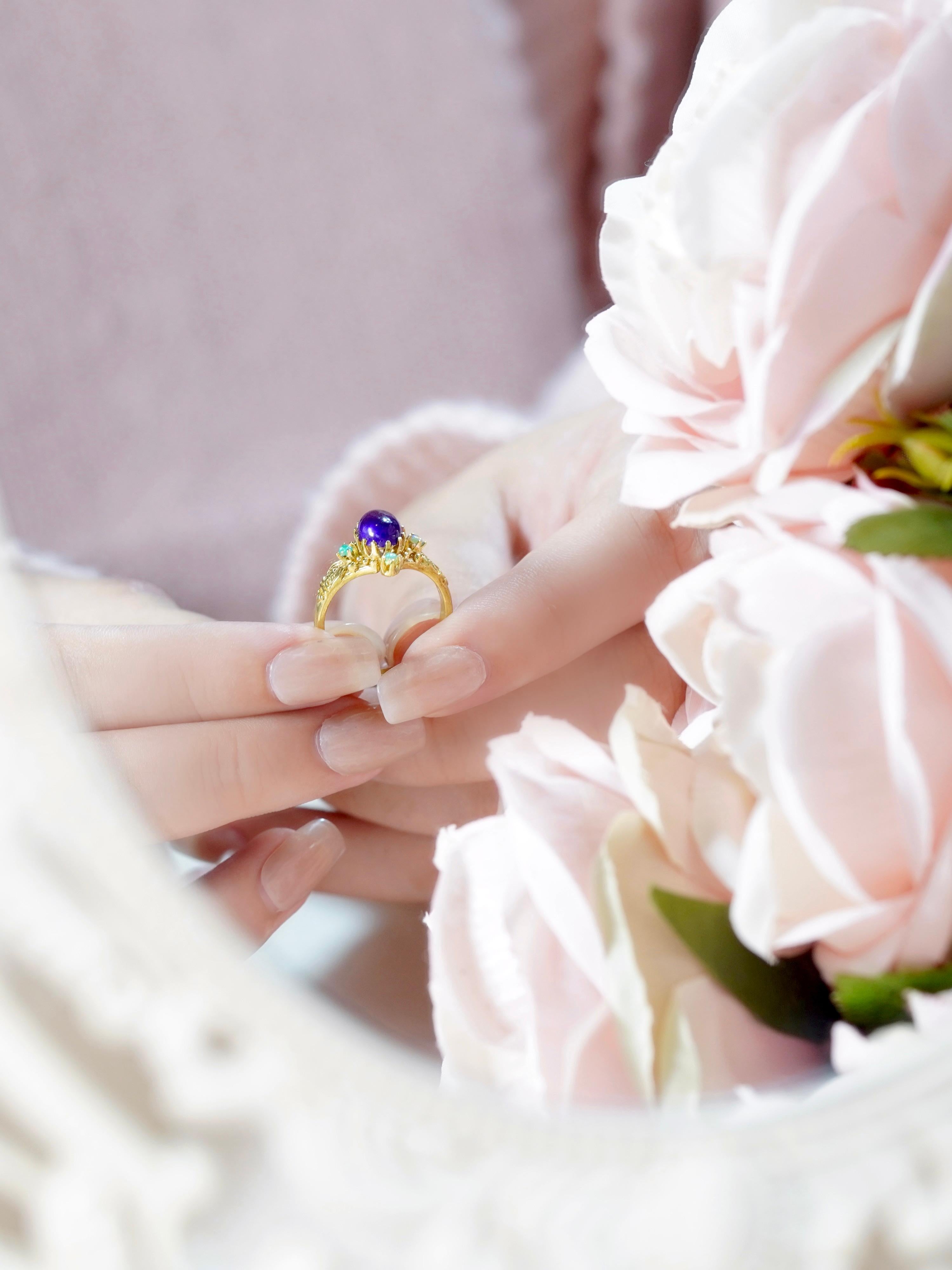 Bague en or jaune 9K avec améthyste cabochon naturelle et opale, style vintage en vente 5