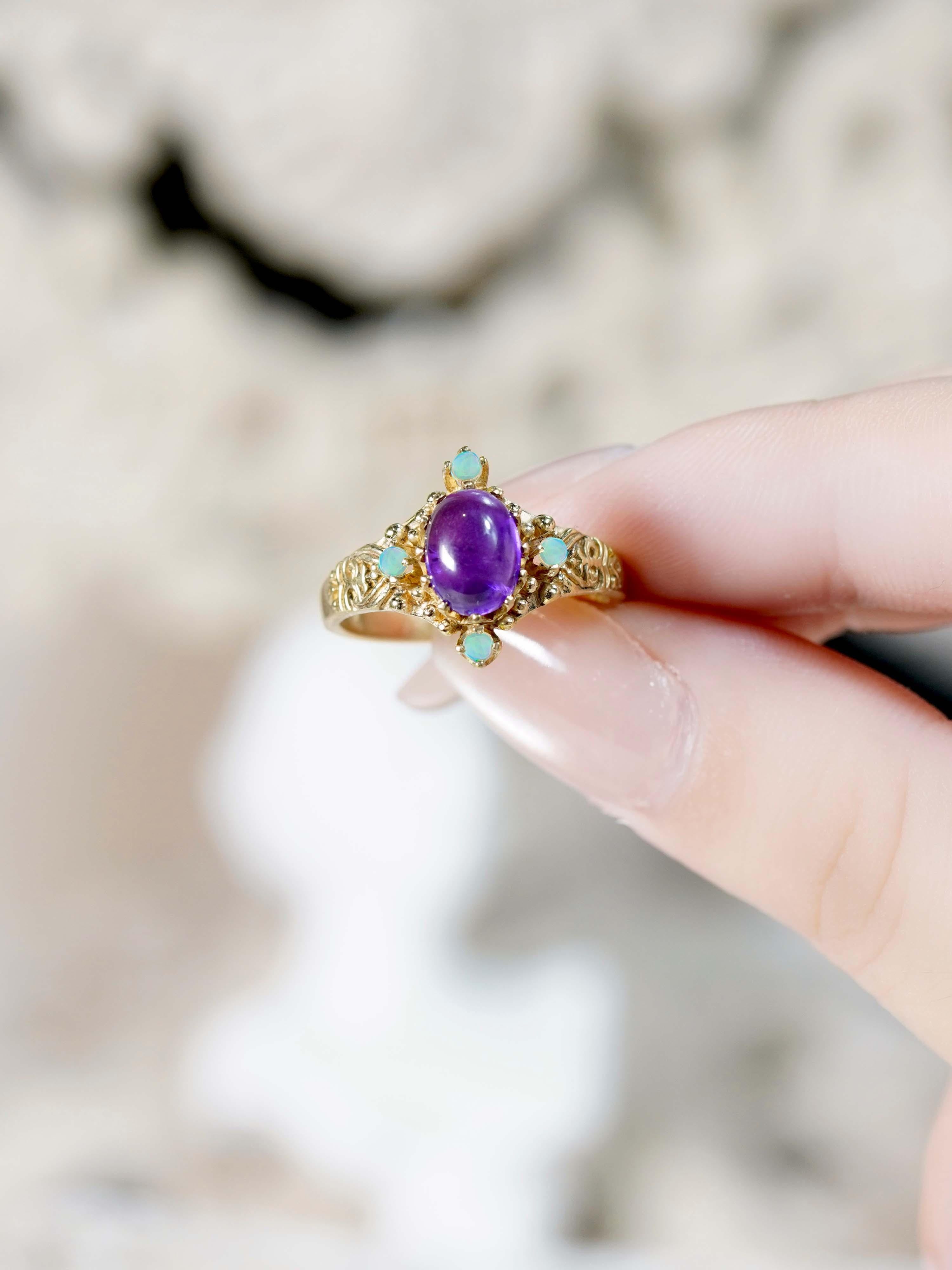 Bague en or jaune 9K avec améthyste cabochon naturelle et opale, style vintage en vente 6