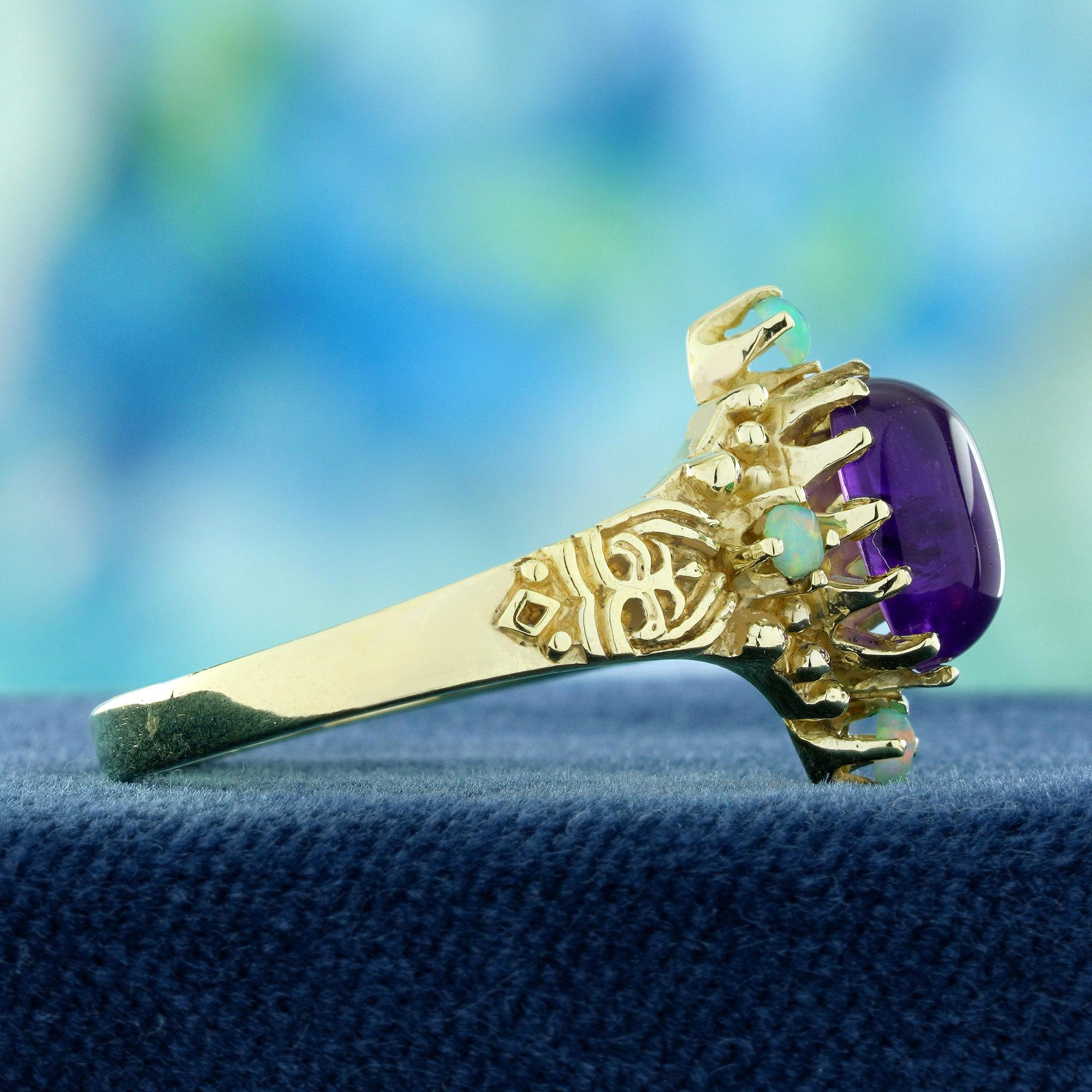 Taille ovale Bague en or jaune 9K avec améthyste cabochon naturelle et opale, style vintage en vente