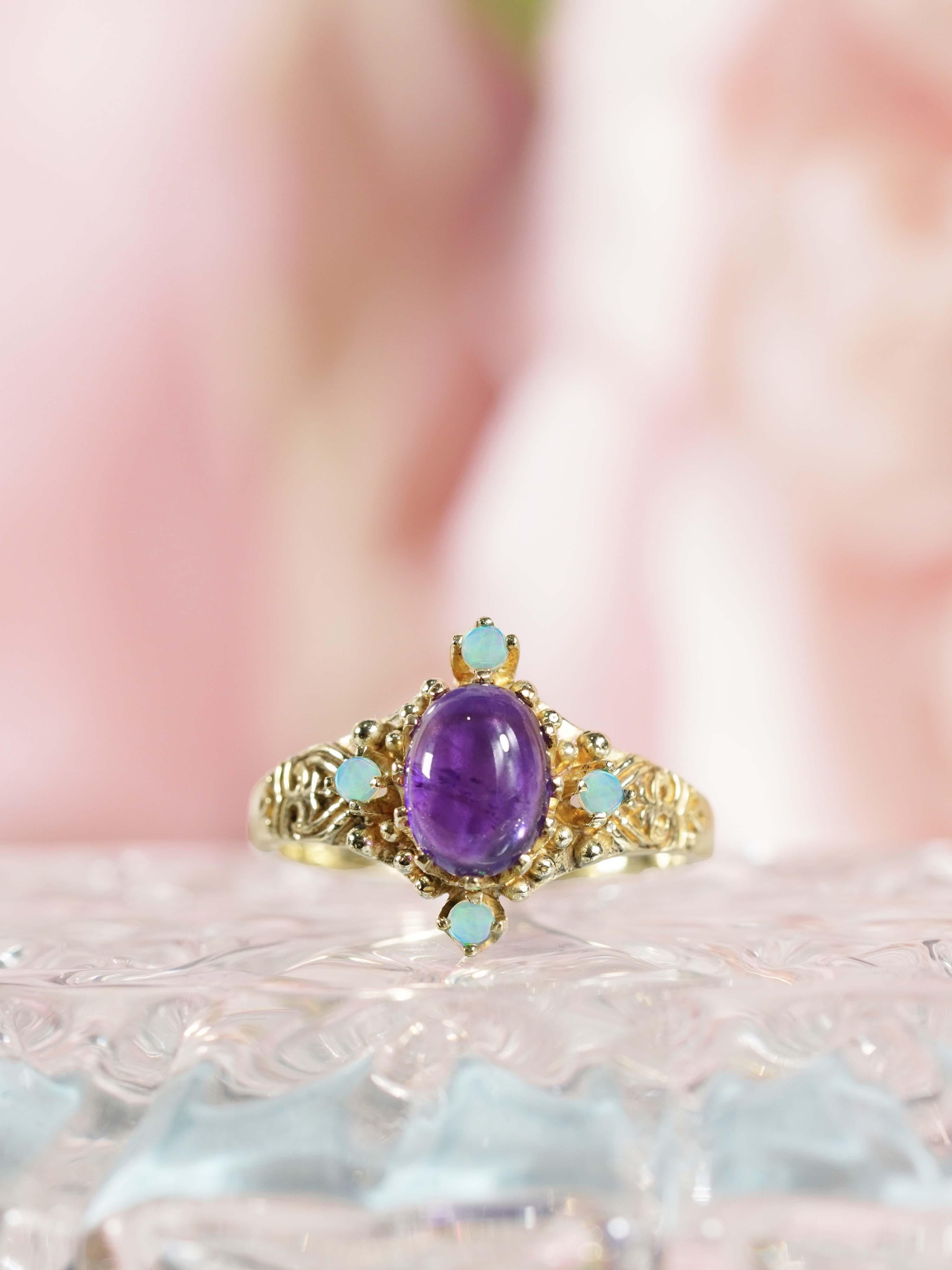 Bague en or jaune 9K avec améthyste cabochon naturelle et opale, style vintage en vente 1