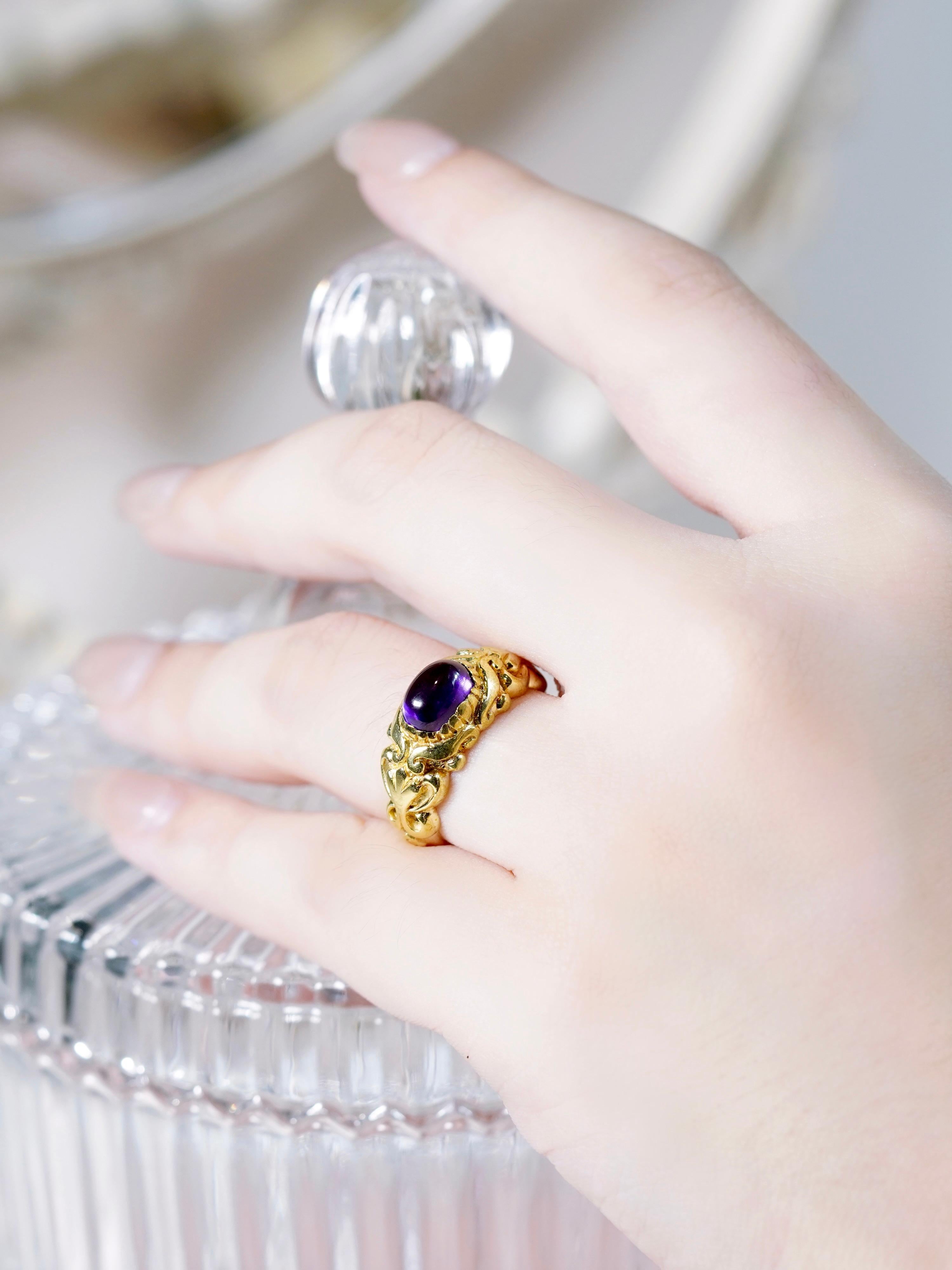 Bague en or jaune 9K avec cabochon naturel d'améthyste, style vintage et sculpté en vente 4