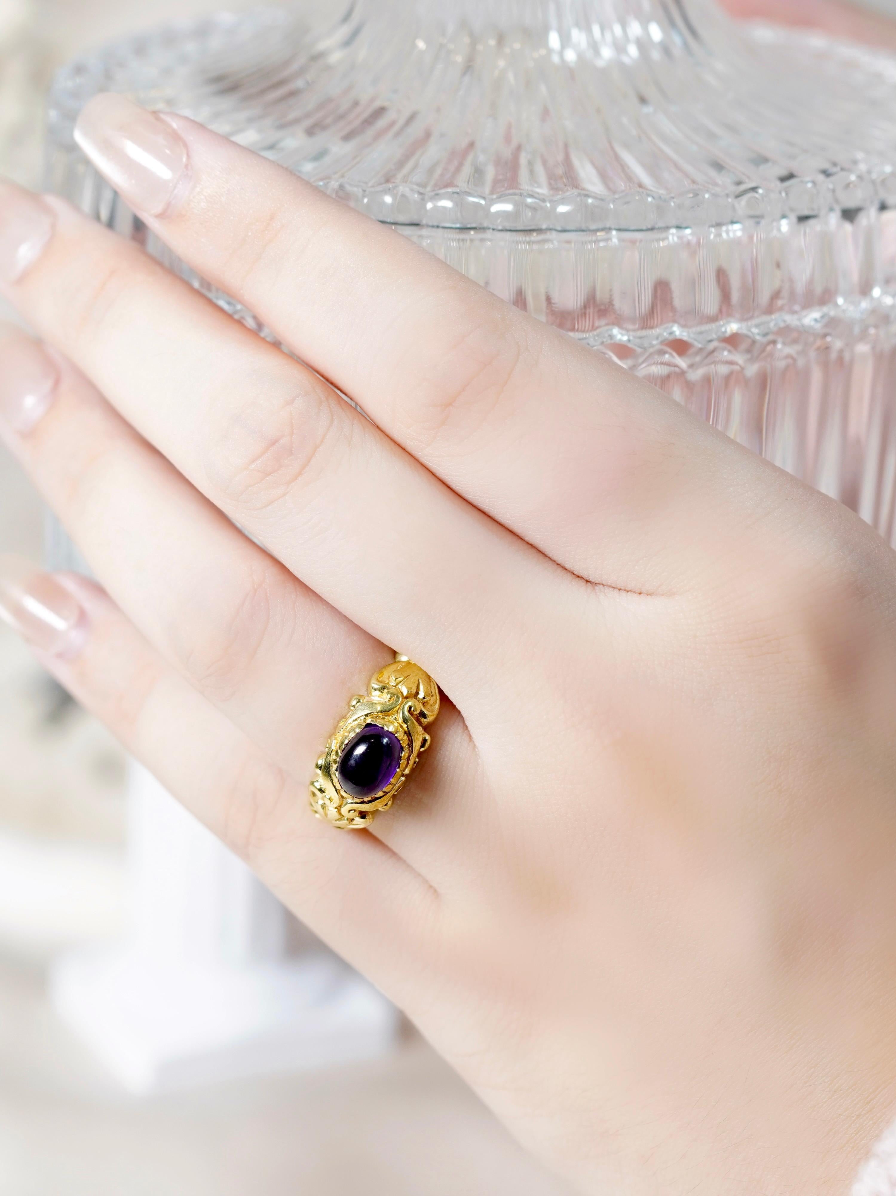 Bague en or jaune 9K avec cabochon naturel d'améthyste, style vintage et sculpté en vente 5