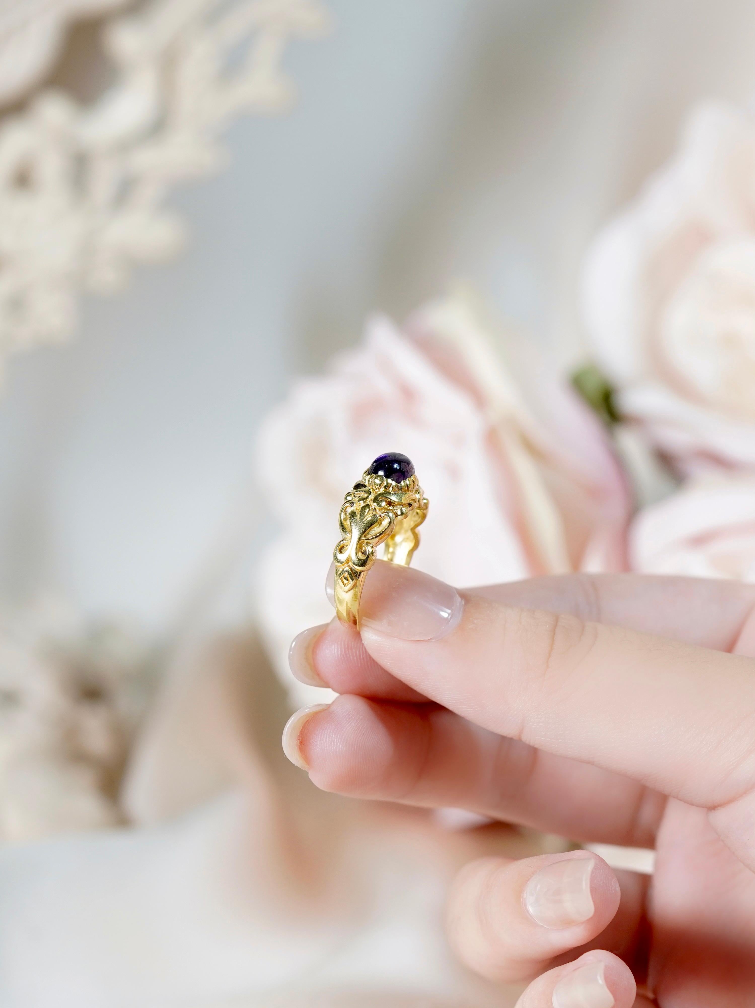 Bague en or jaune 9K avec cabochon naturel d'améthyste, style vintage et sculpté en vente 6