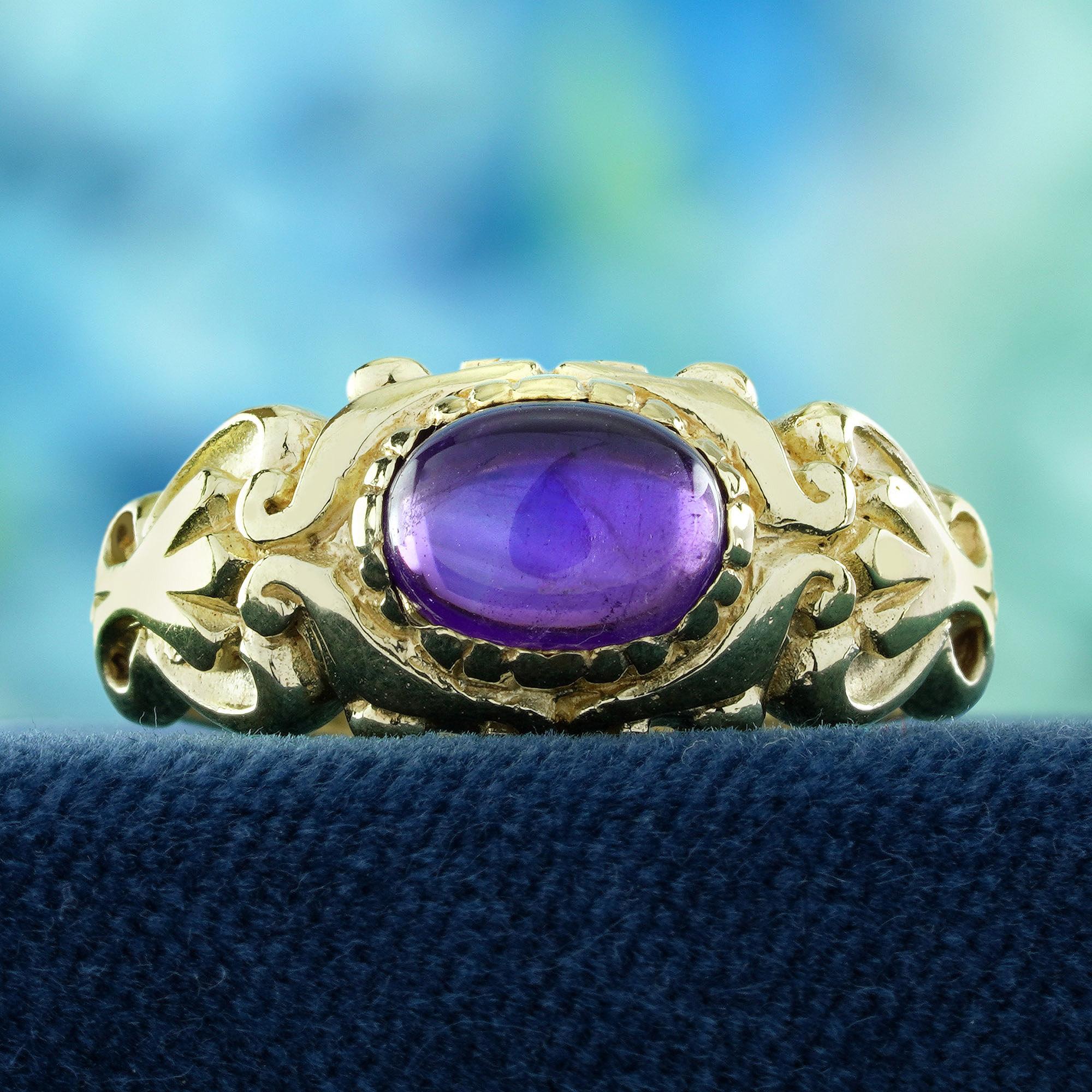 Eleg, c'est la grâce et l'élégance avec cette bague en cabochon d'améthyste naturelle, de style vintage. Dotée d'un cabochon d'améthyste lisse et bombé en son centre, la bague brille d'une douce teinte violette mystique. Des détails d'inspiration