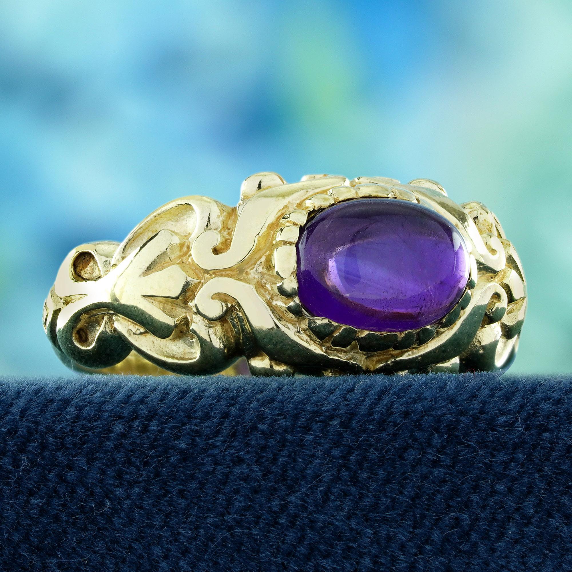 Édouardien Bague en or jaune 9K avec cabochon naturel d'améthyste, style vintage et sculpté en vente
