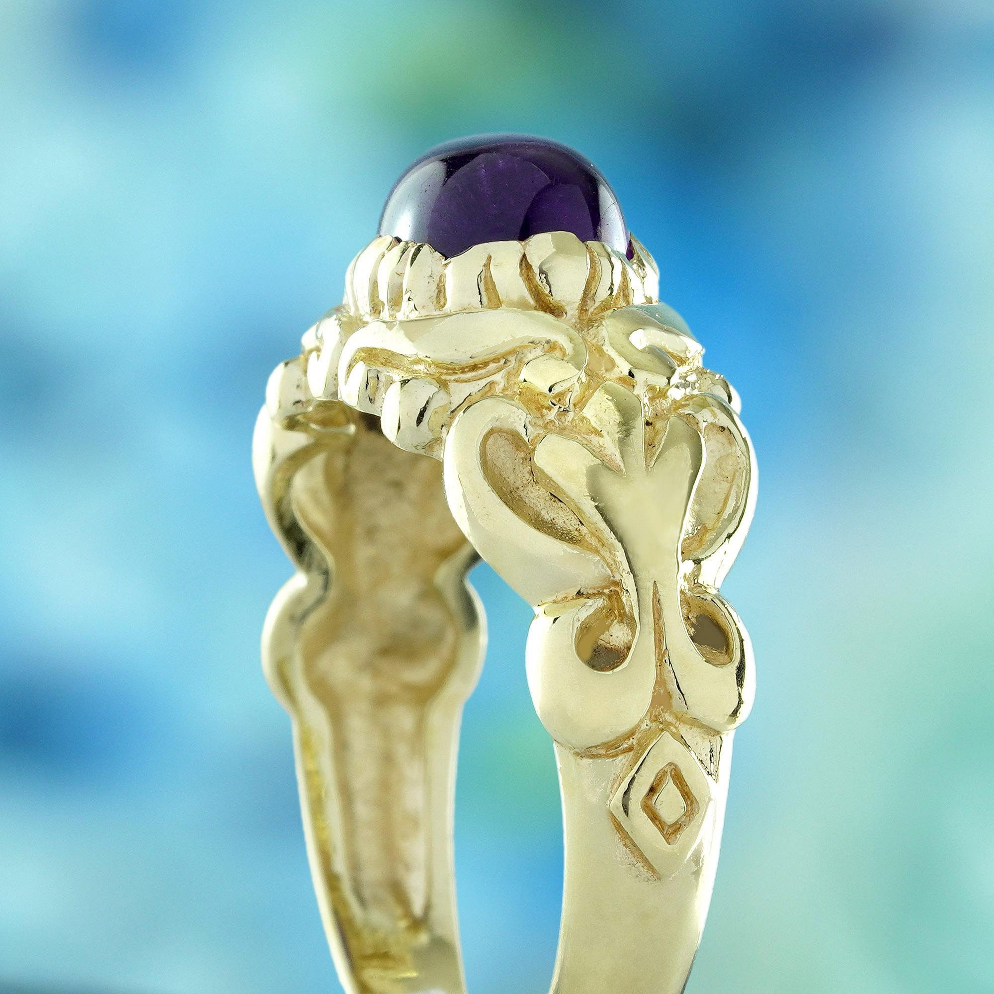 Bague en or jaune 9K avec cabochon naturel d'améthyste, style vintage et sculpté Pour femmes en vente