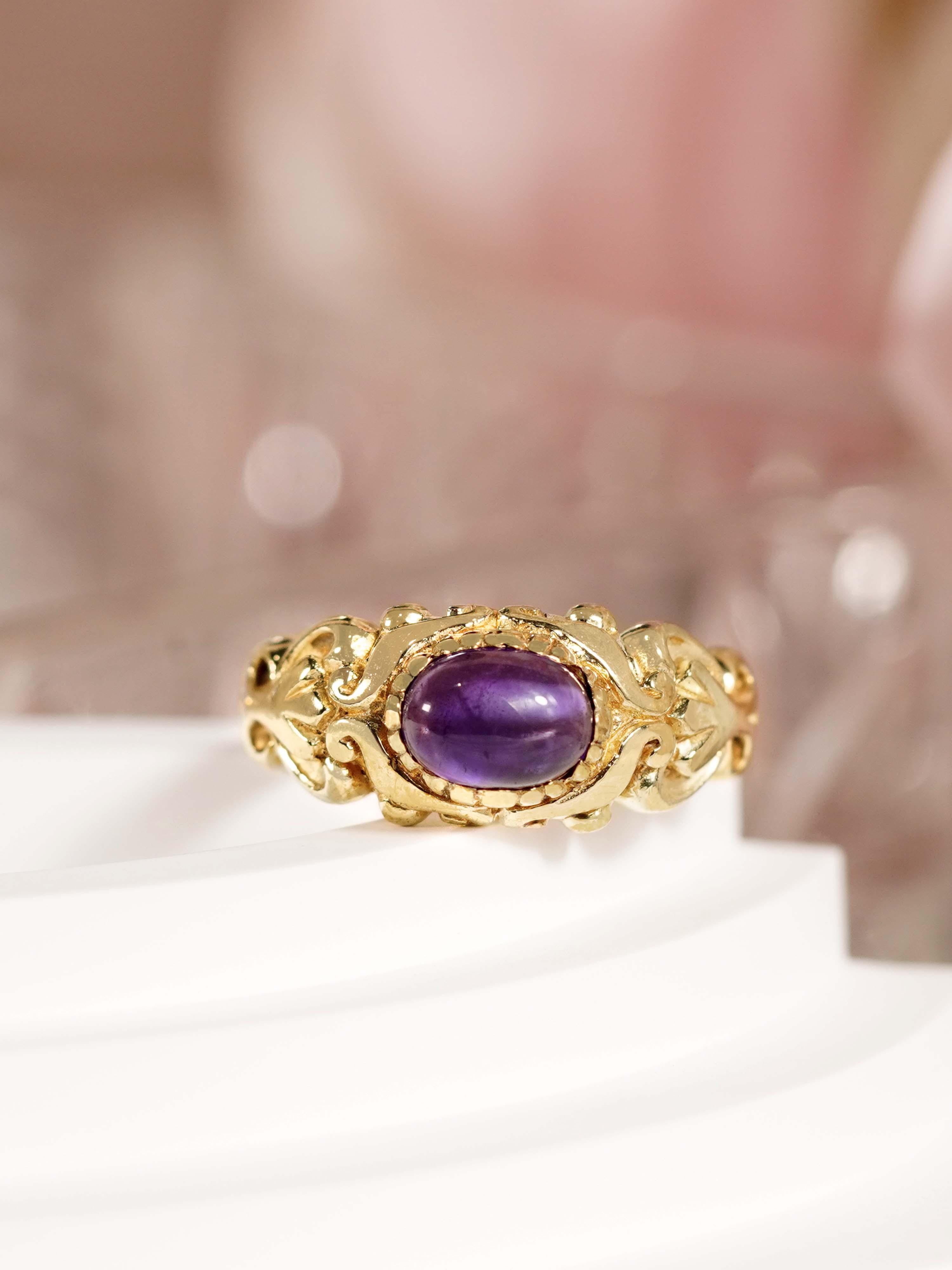 Bague en or jaune 9K avec cabochon naturel d'améthyste, style vintage et sculpté en vente 1