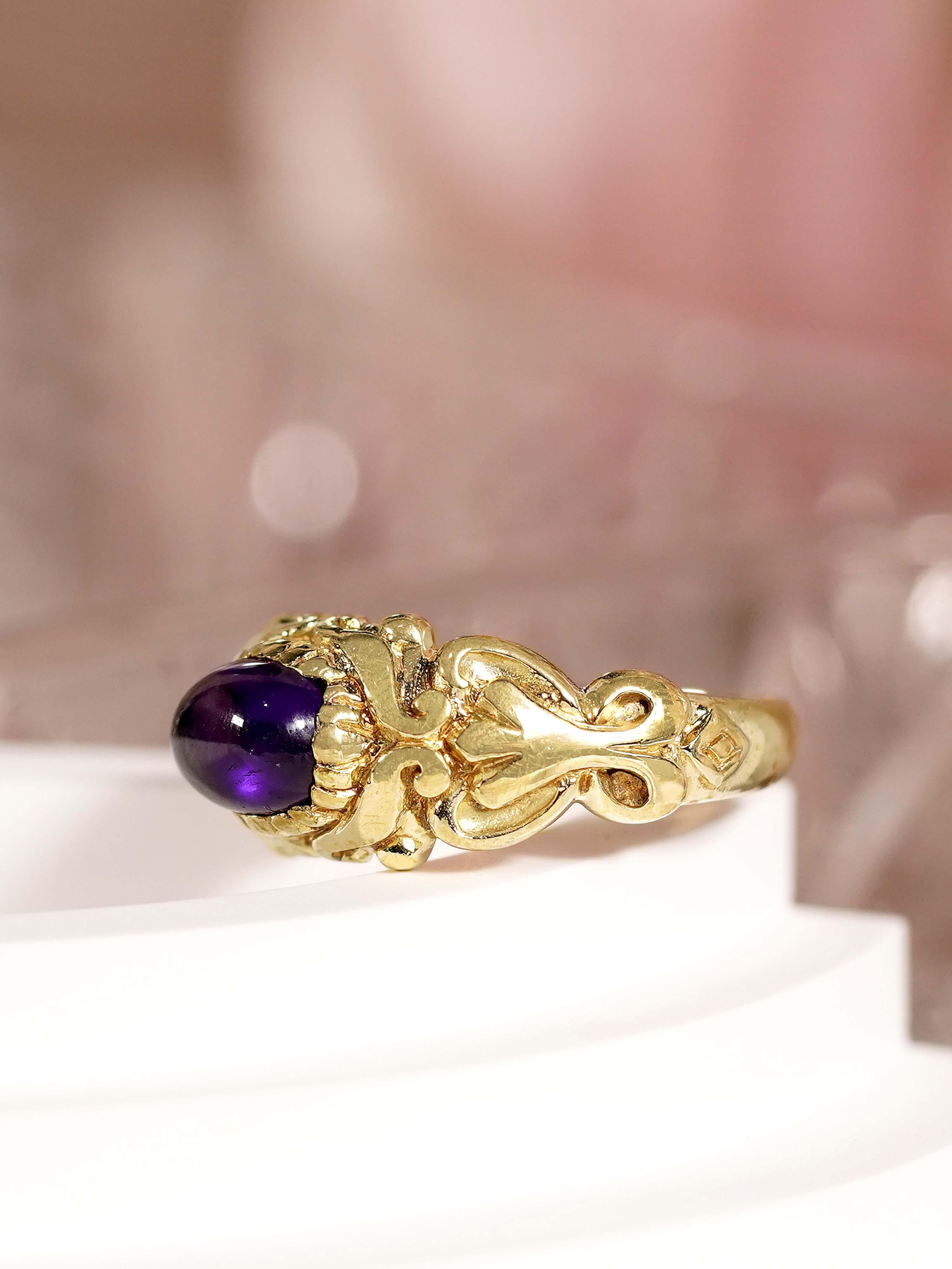 Bague en or jaune 9K avec cabochon naturel d'améthyste, style vintage et sculpté en vente 2