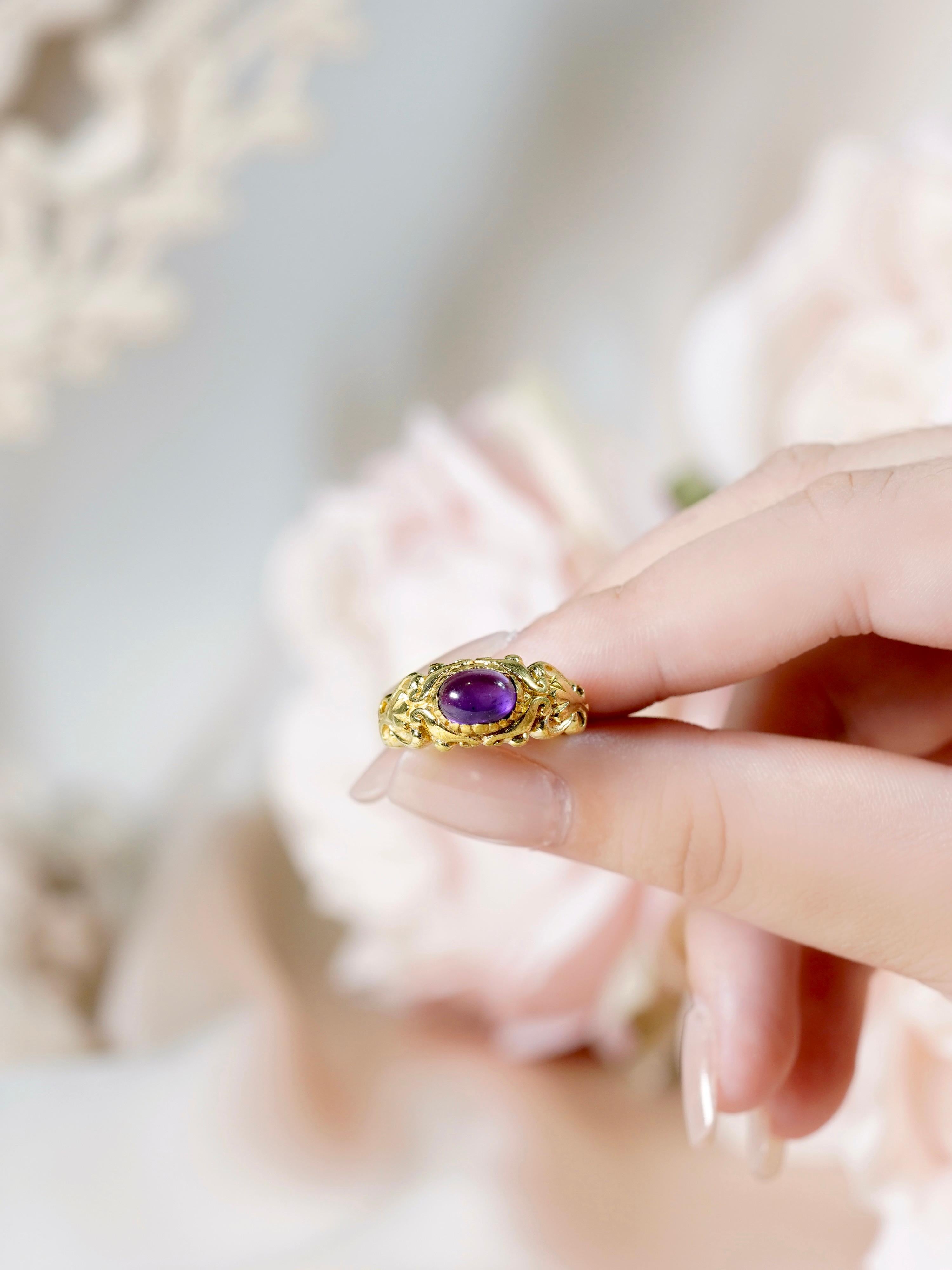 Bague en or jaune 9K avec cabochon naturel d'améthyste, style vintage et sculpté en vente 3