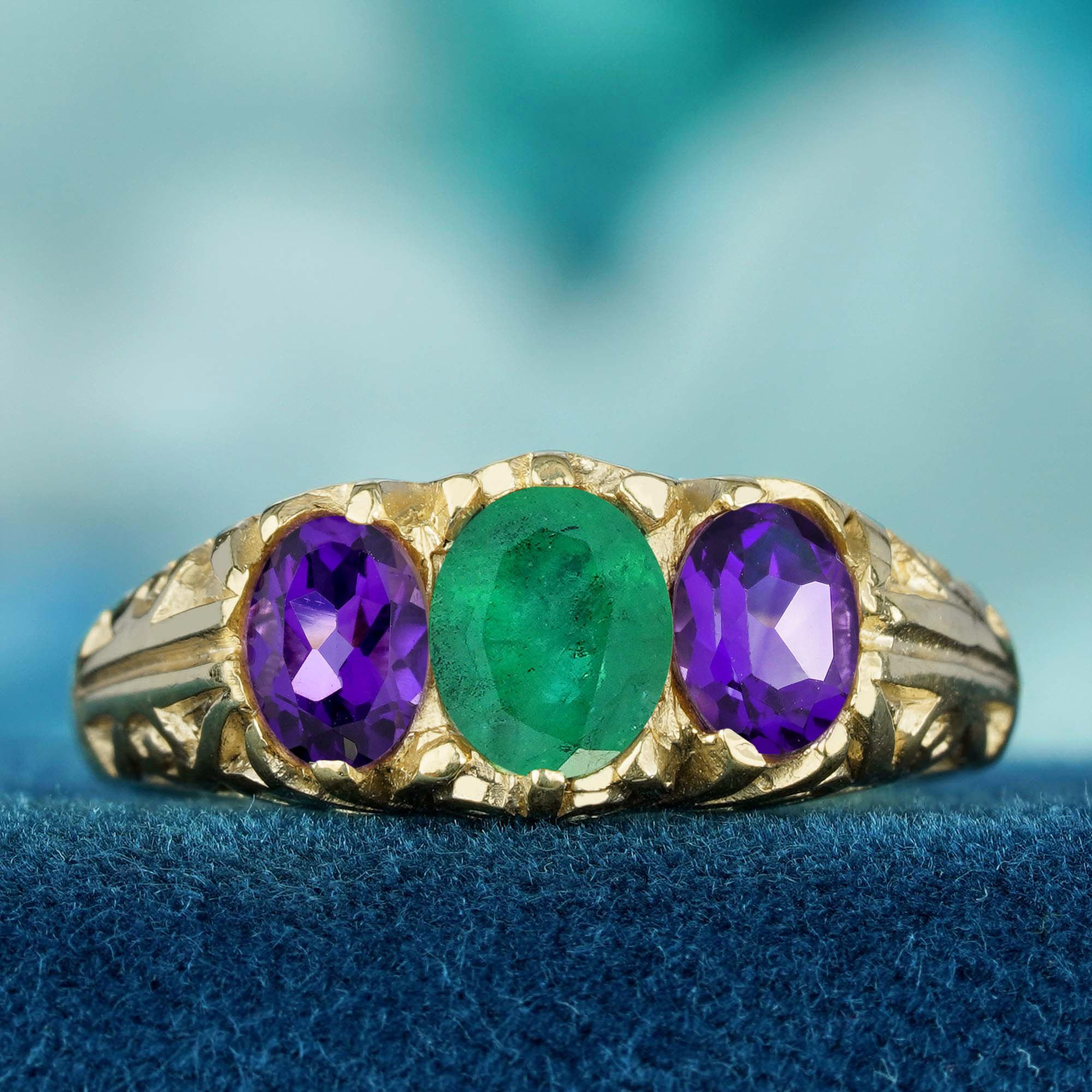 Celebra un'eleganza senza tempo con questo anello a tre pietre in stile vintage con smeraldo naturale e ametista. Caratterizzato da un vibrante smeraldo al centro, affiancato da due ricche ametiste, questo design bilancia magnificamente colori