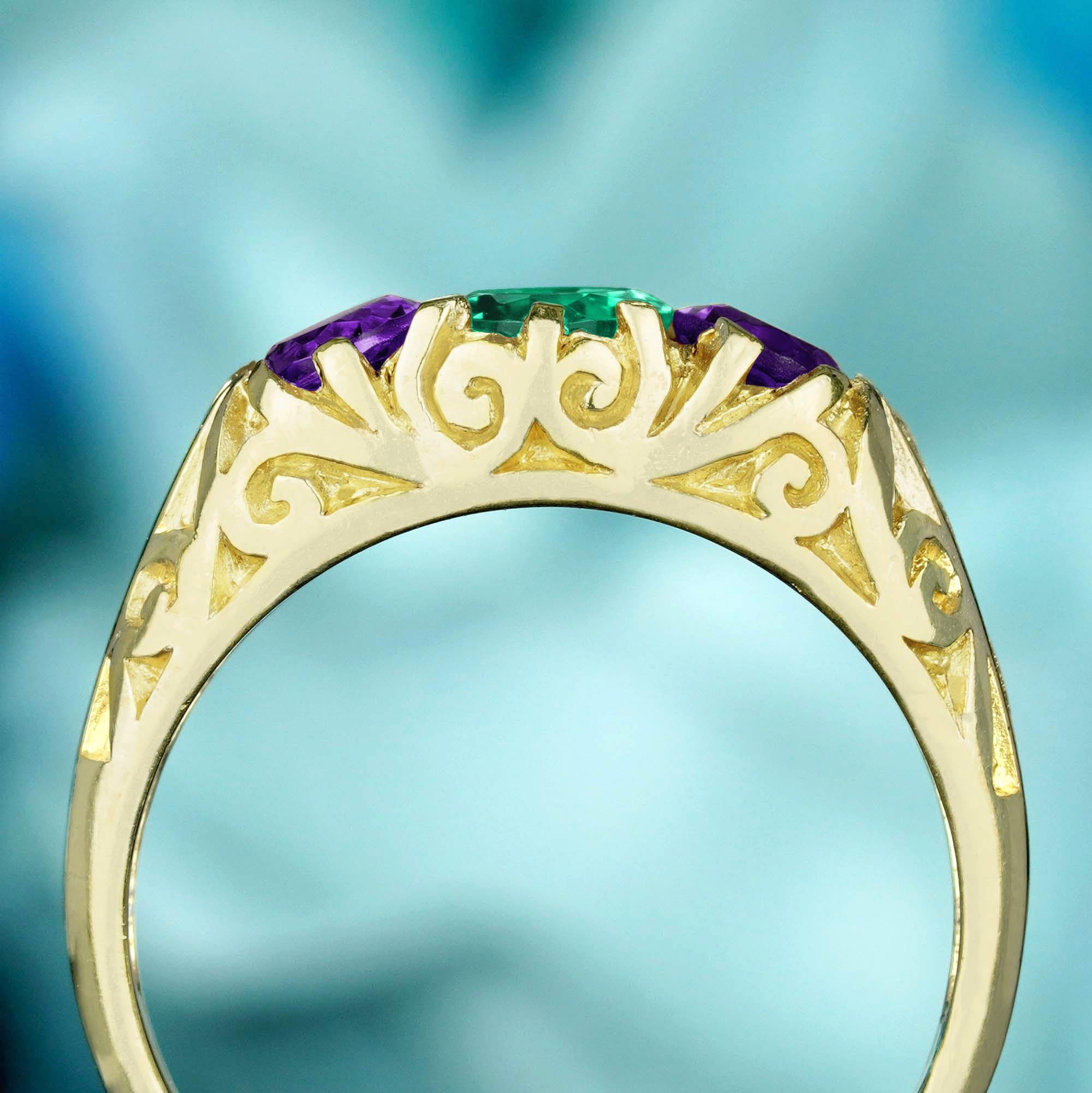 Anello a tre pietre in oro giallo 9K con smeraldo naturale e ametista in stile vintage In condizioni Nuovo in vendita a Bangkok, TH