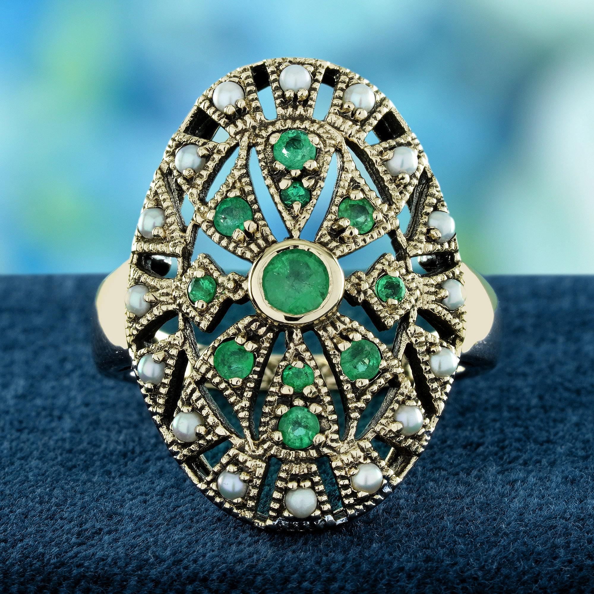 En su corazón brilla una rica esmeralda verde, símbolo de renovación y amor. Alrededor de la piedra central, unas delicadas perlas forman un elegante motivo floral que añade un encanto suave y romántico. Intrincadamente diseñado con detalles de