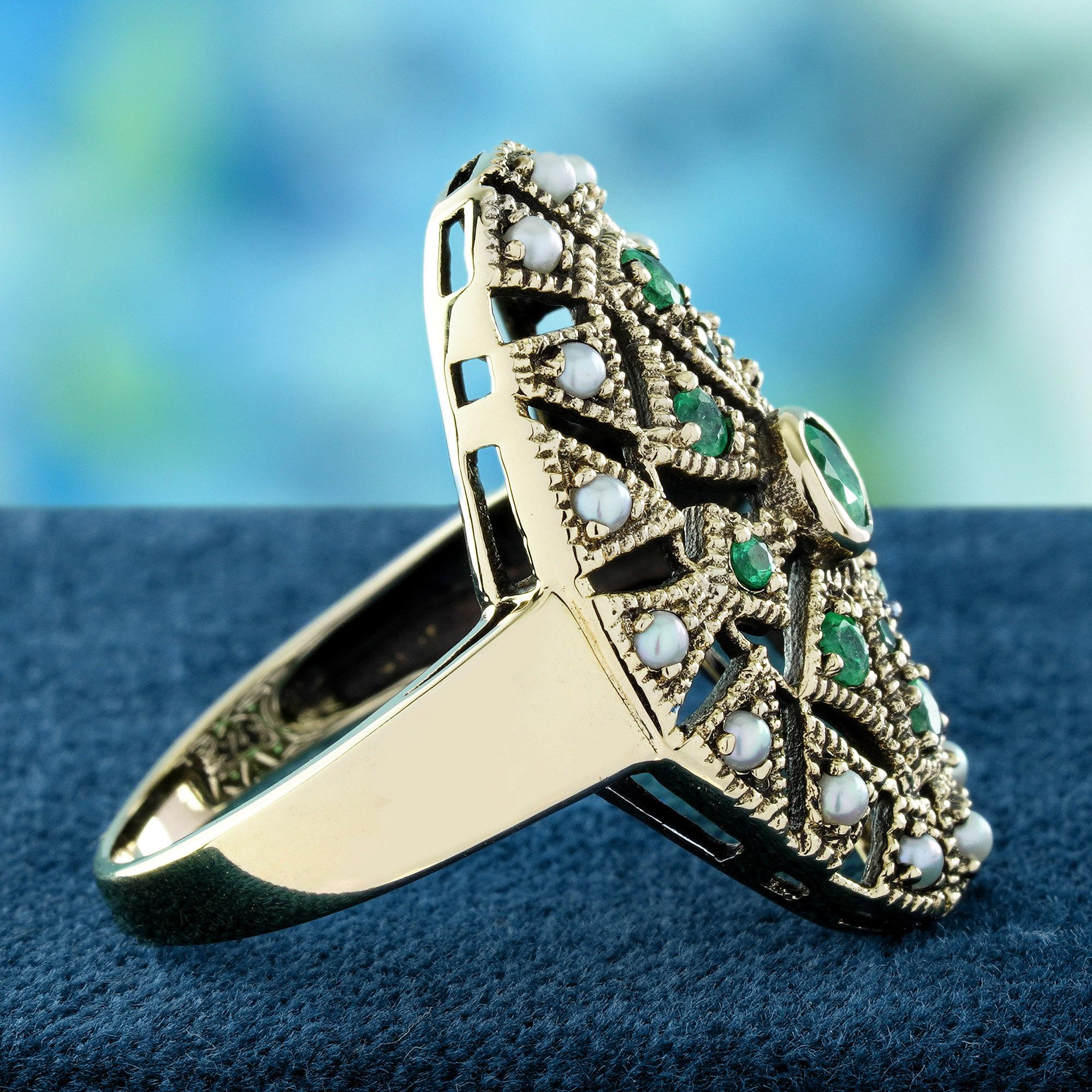 Anillo de cóctel estilo vintage de oro amarillo de 9 quilates con esmeralda natural y perla Corte redondo en venta