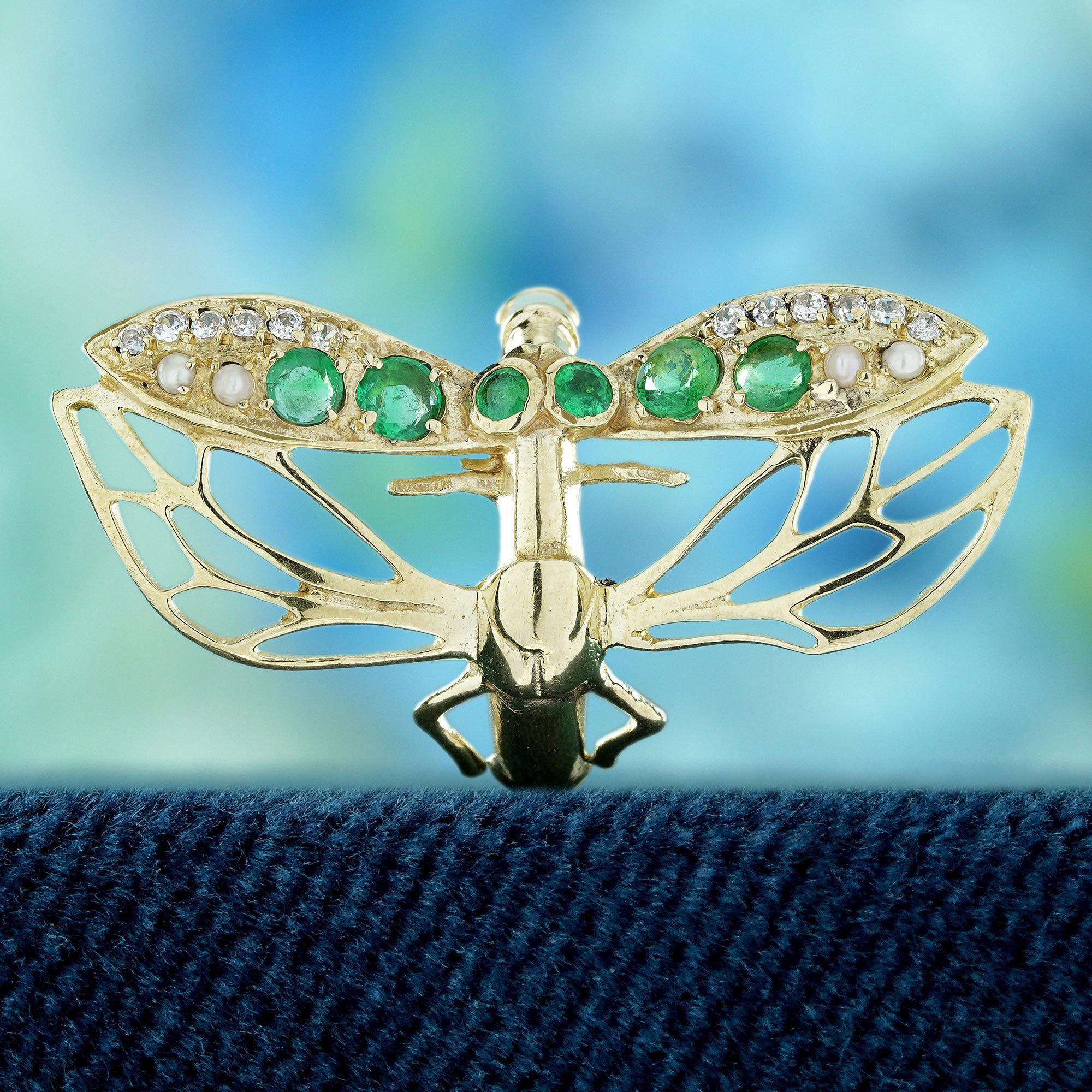 Inspirées par la beauté délicate de la Nature, les ailes de la libellule sont ornées de part et d'autre d'émeraudes vibrantes, de perles lumineuses et de diamants étincelants. Chaque pierre précieuse ajoute de la texture et de la brillance, créant