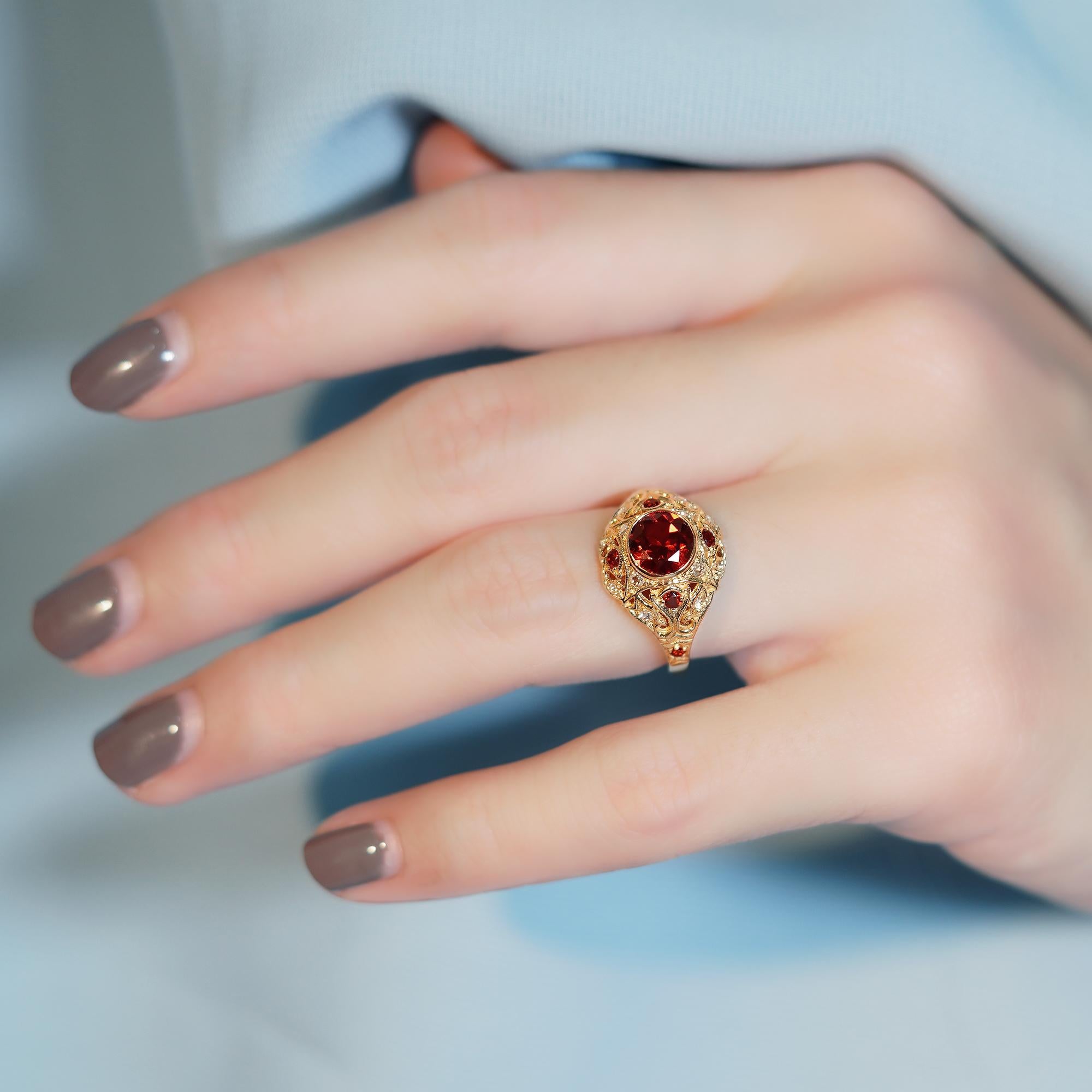 Bague dôme de style édouardien en or jaune 9K avec grenat naturel et diamants en vente 1