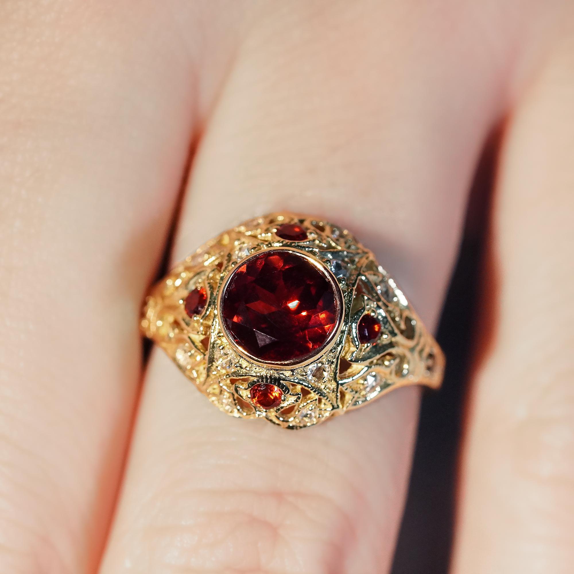 Bague dôme de style édouardien en or jaune 9K avec grenat naturel et diamants en vente 2