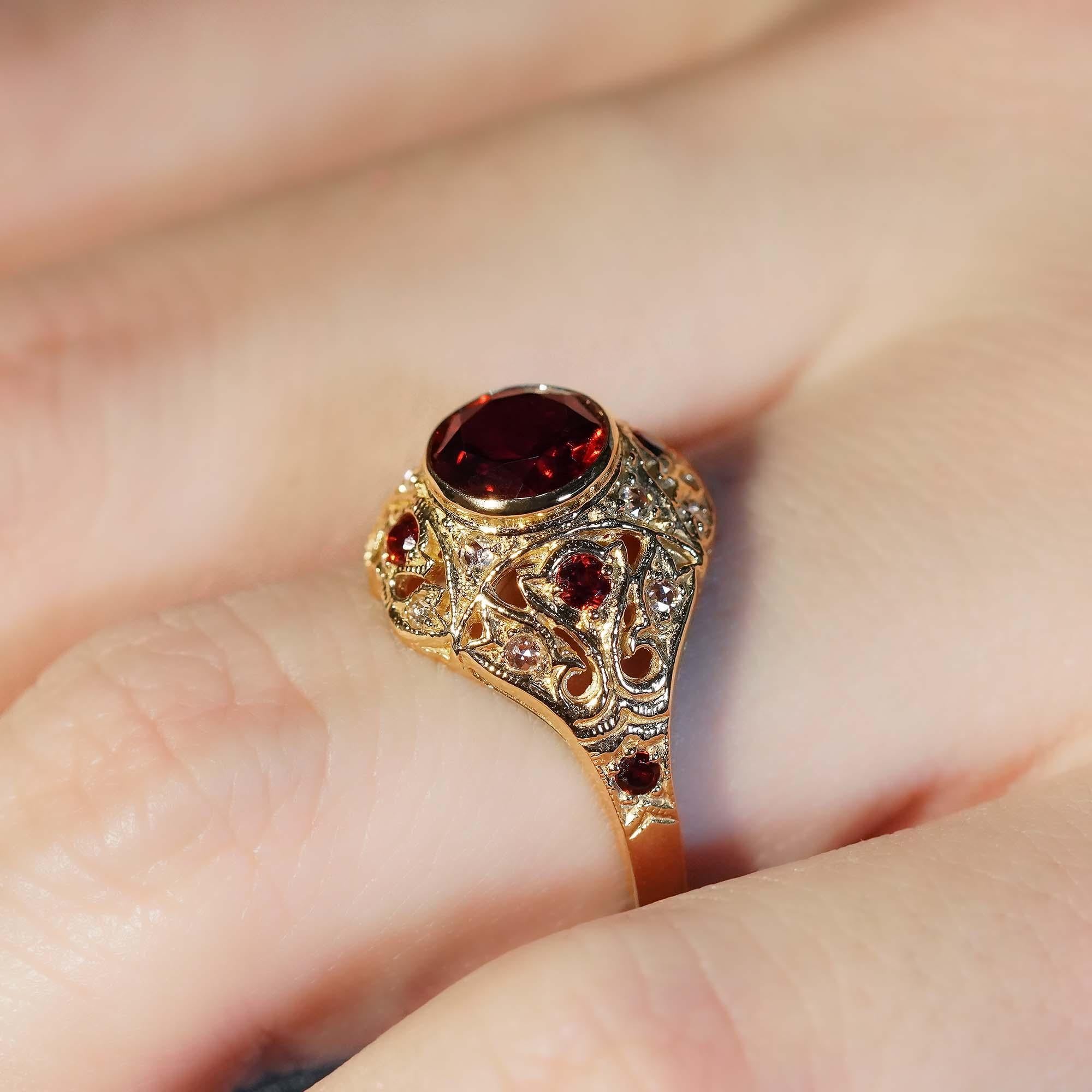 Bague dôme de style édouardien en or jaune 9K avec grenat naturel et diamants en vente 3