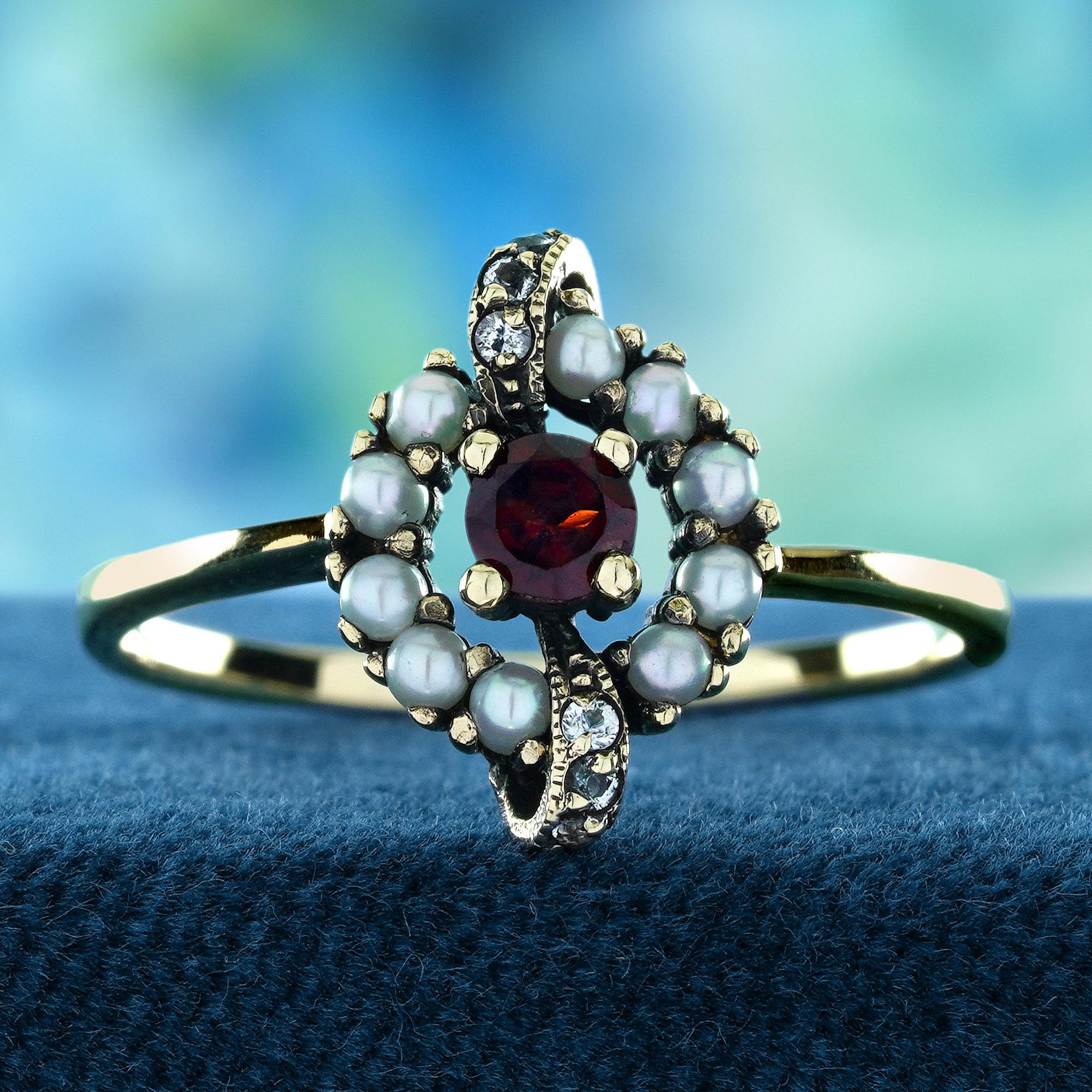 En el centro hay un granate redondo de color rojo intenso, que simboliza la pasión y la fuerza. El granate está elegantemente rodeado por un halo de lustrosas perlas, que añaden un toque suave y romántico. Acentuado con topacio blanco brillante, el