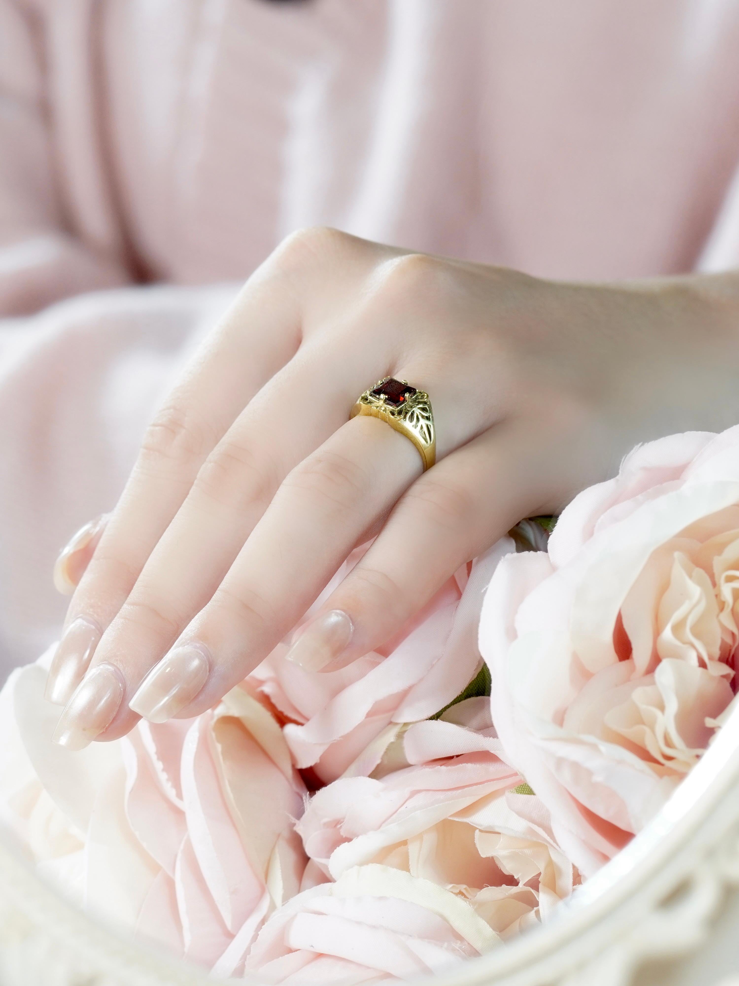 Filigrane en or jaune 9K à grenat naturel de style vintage  Bague en vente 4