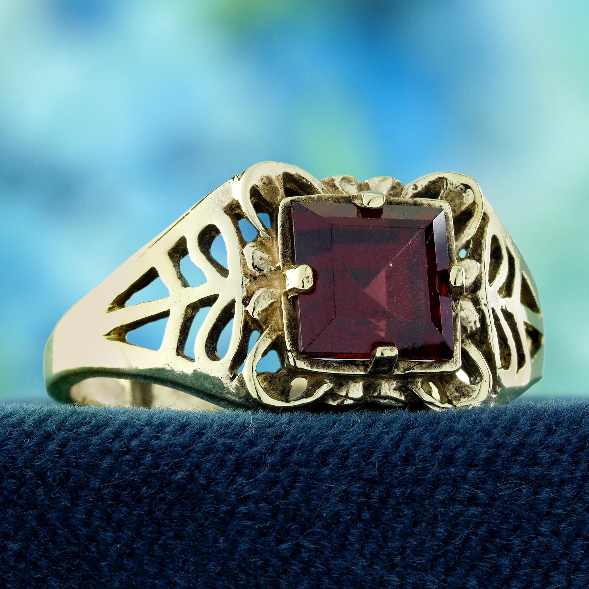 Édouardien Filigrane en or jaune 9K à grenat naturel de style vintage  Bague en vente