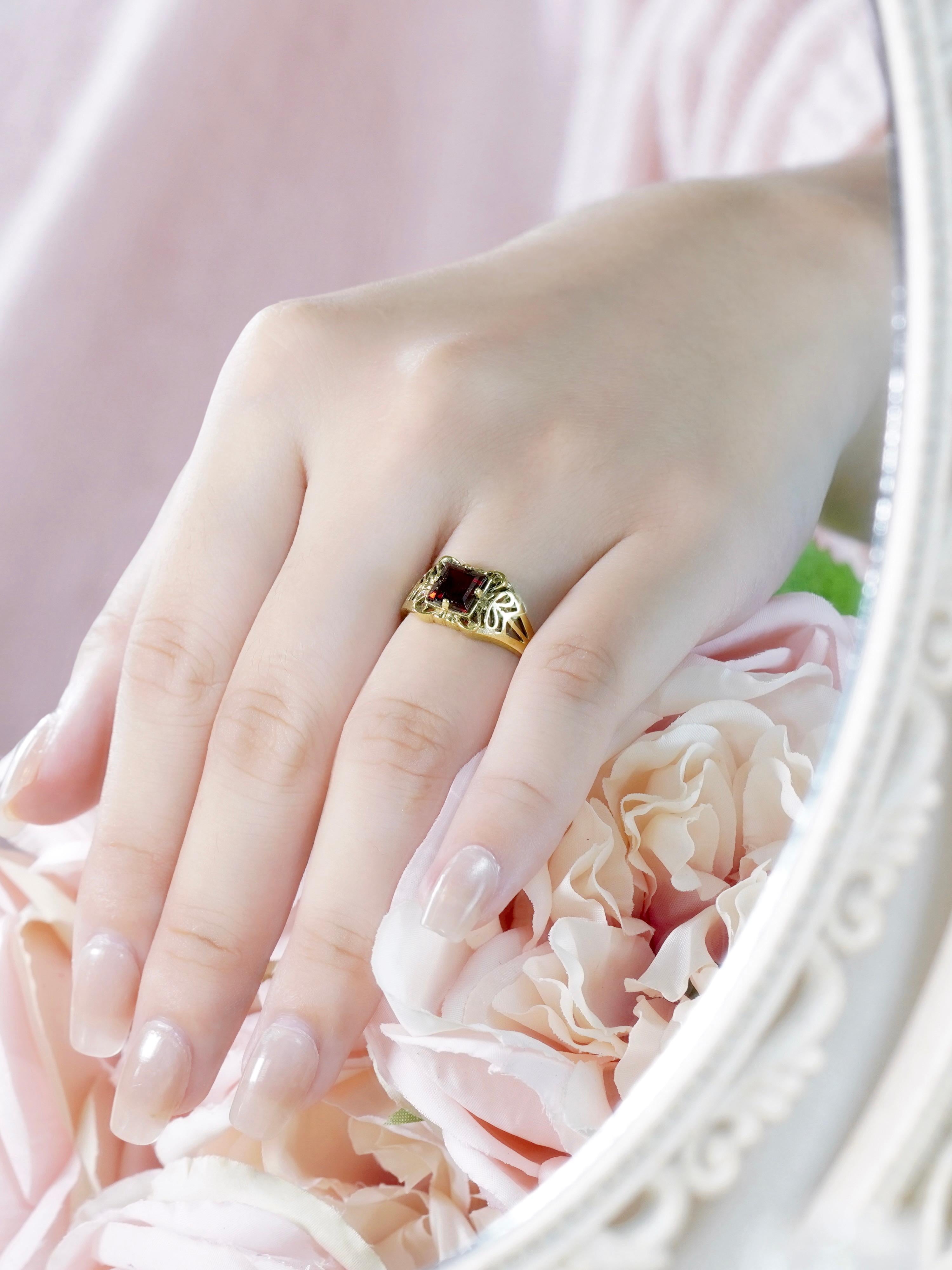 Filigrane en or jaune 9K à grenat naturel de style vintage  Bague en vente 3