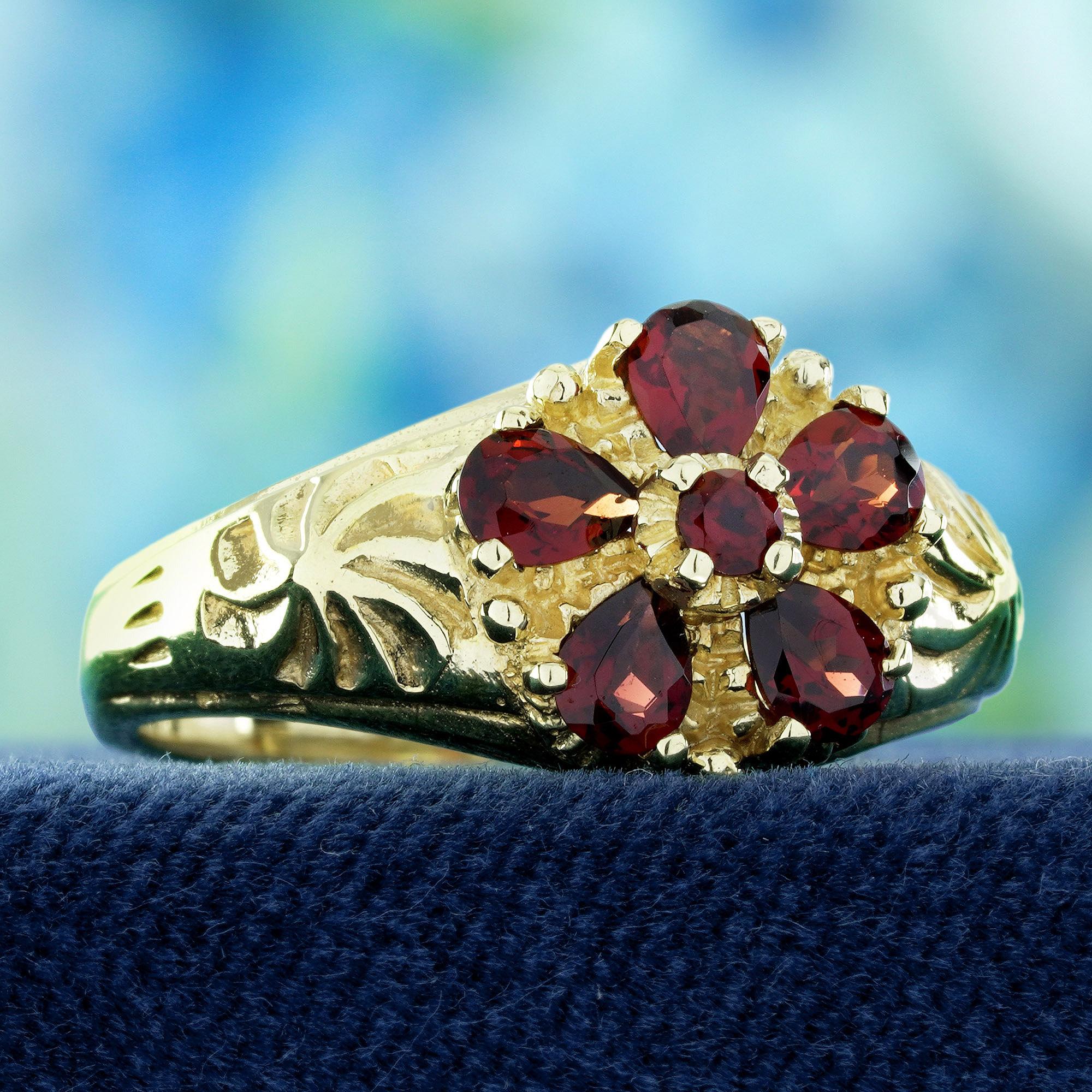9K Gelbgold Natürlicher Granat Vintage Style Floral Cluster  Geschnitzter Ring (Edwardian) im Angebot