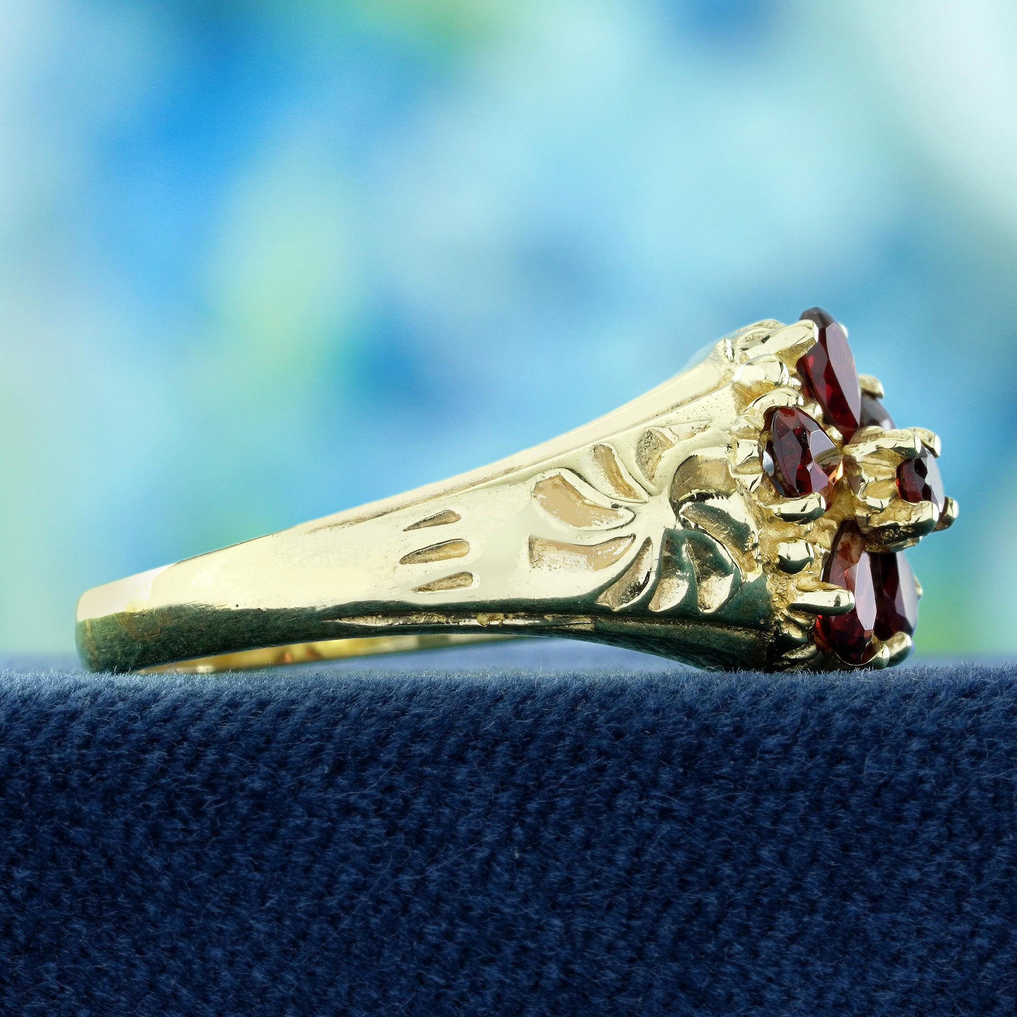 9K Gelbgold Natürlicher Granat Vintage Style Floral Cluster  Geschnitzter Ring (Rundschliff) im Angebot