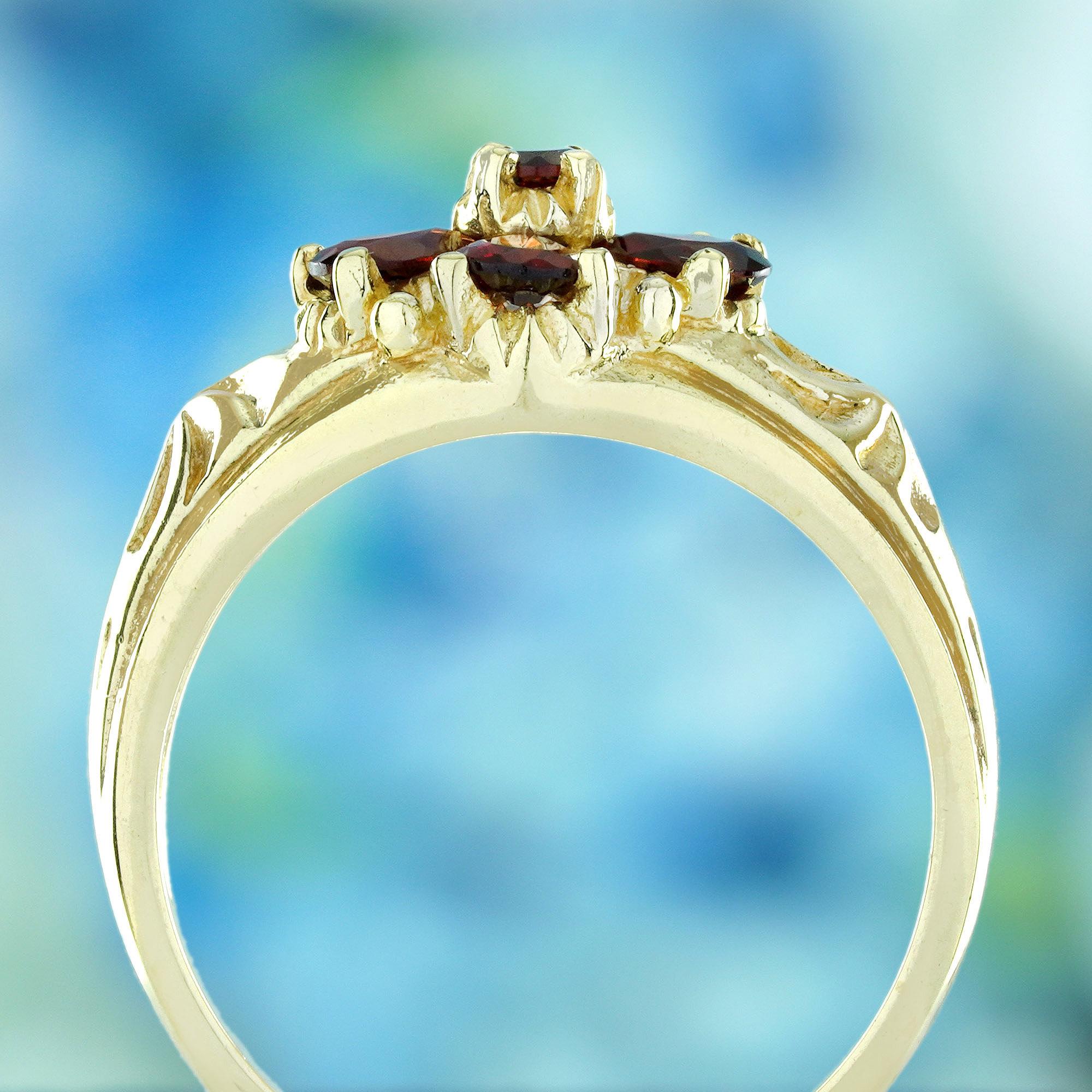 9K Gelbgold Natürlicher Granat Vintage Style Floral Cluster  Geschnitzter Ring im Zustand „Neu“ im Angebot in Bangkok, TH