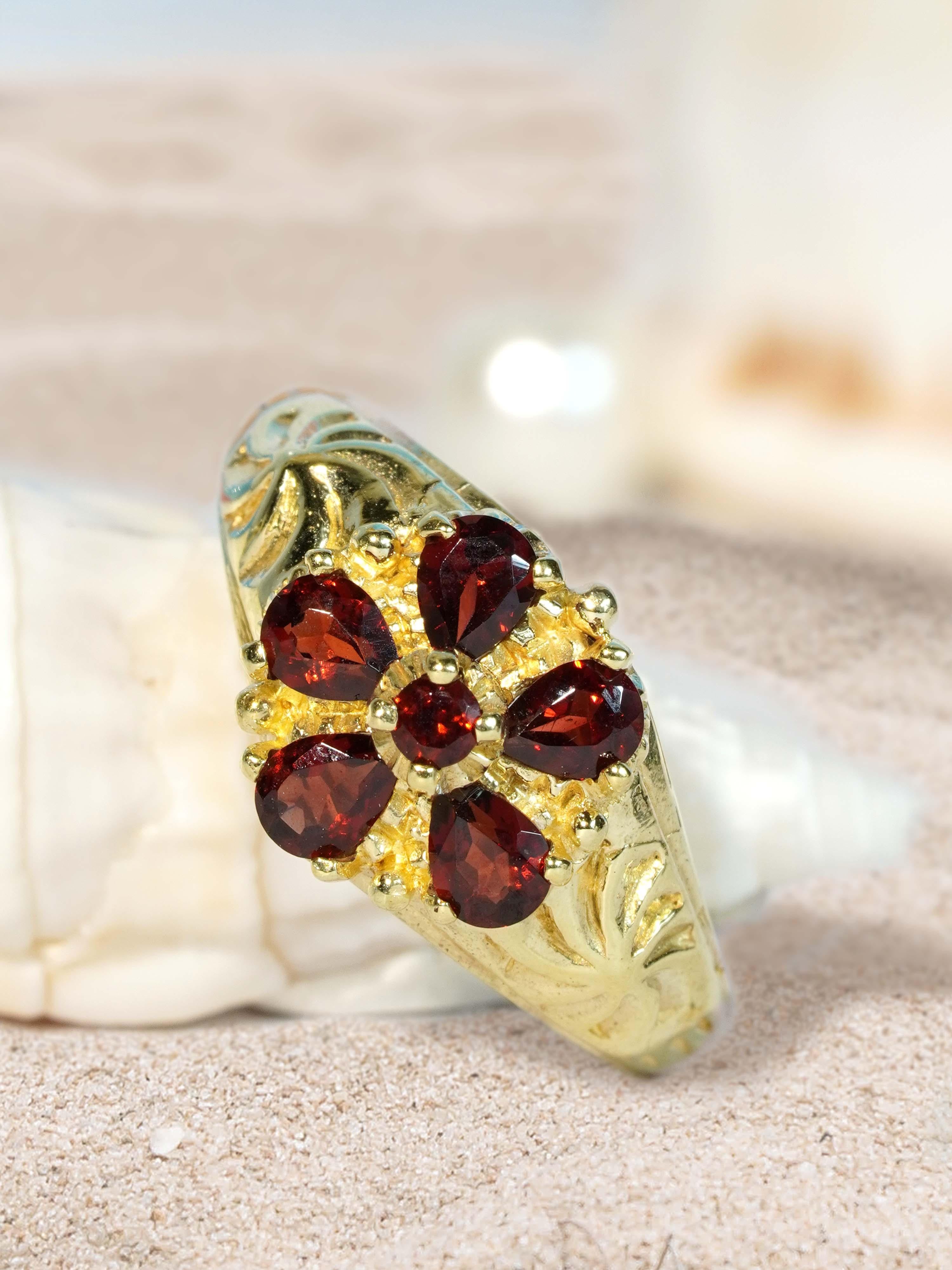 9K Gelbgold Natürlicher Granat Vintage Style Floral Cluster  Geschnitzter Ring im Angebot 1